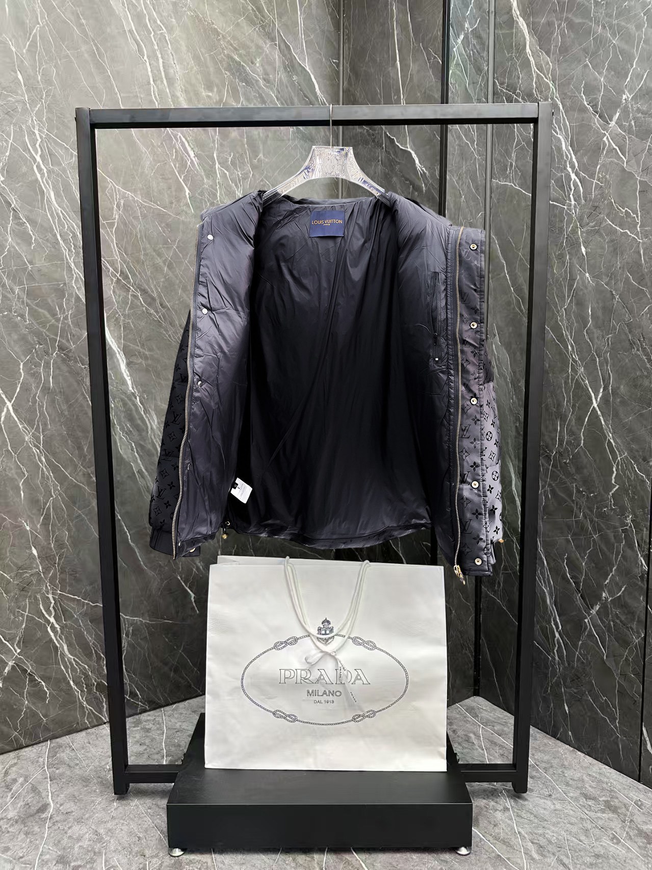 ! LV 秋冬新款羽绒服。这款号称羽绒服届最贵的,全部90绒的。带着经典的Logo组合搭配,第一眼看到