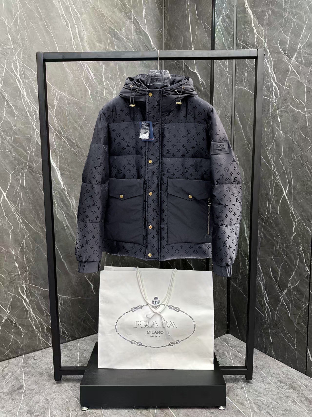 ! LV 秋冬新款羽绒服。这款号称羽绒服届最贵的,全部90绒的。带着经典的Logo组合搭配,第一眼看到