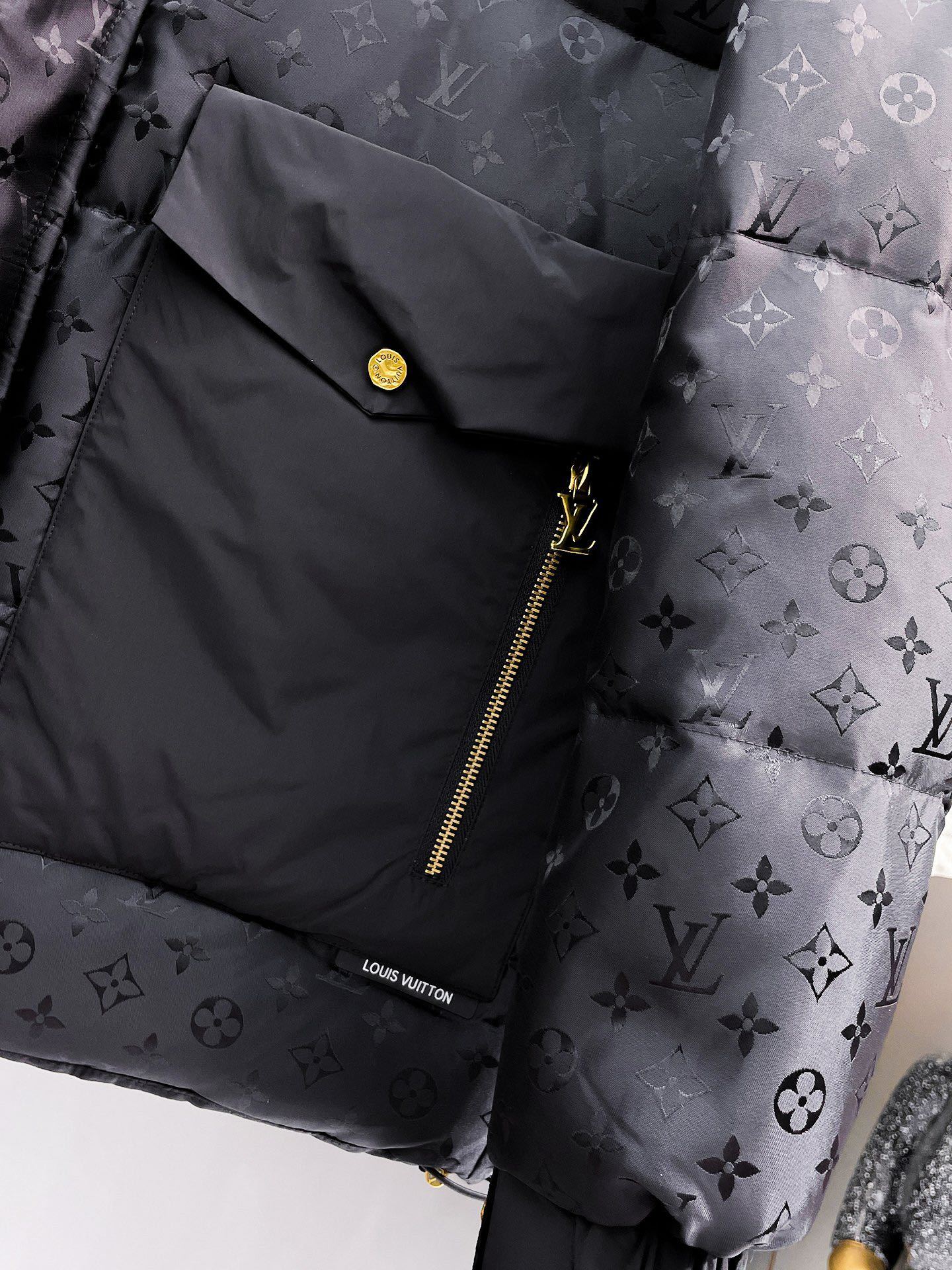 ! LV 秋冬新款羽绒服。这款号称羽绒服届最贵的,全部90绒的。带着经典的Logo组合搭配,第一眼看到