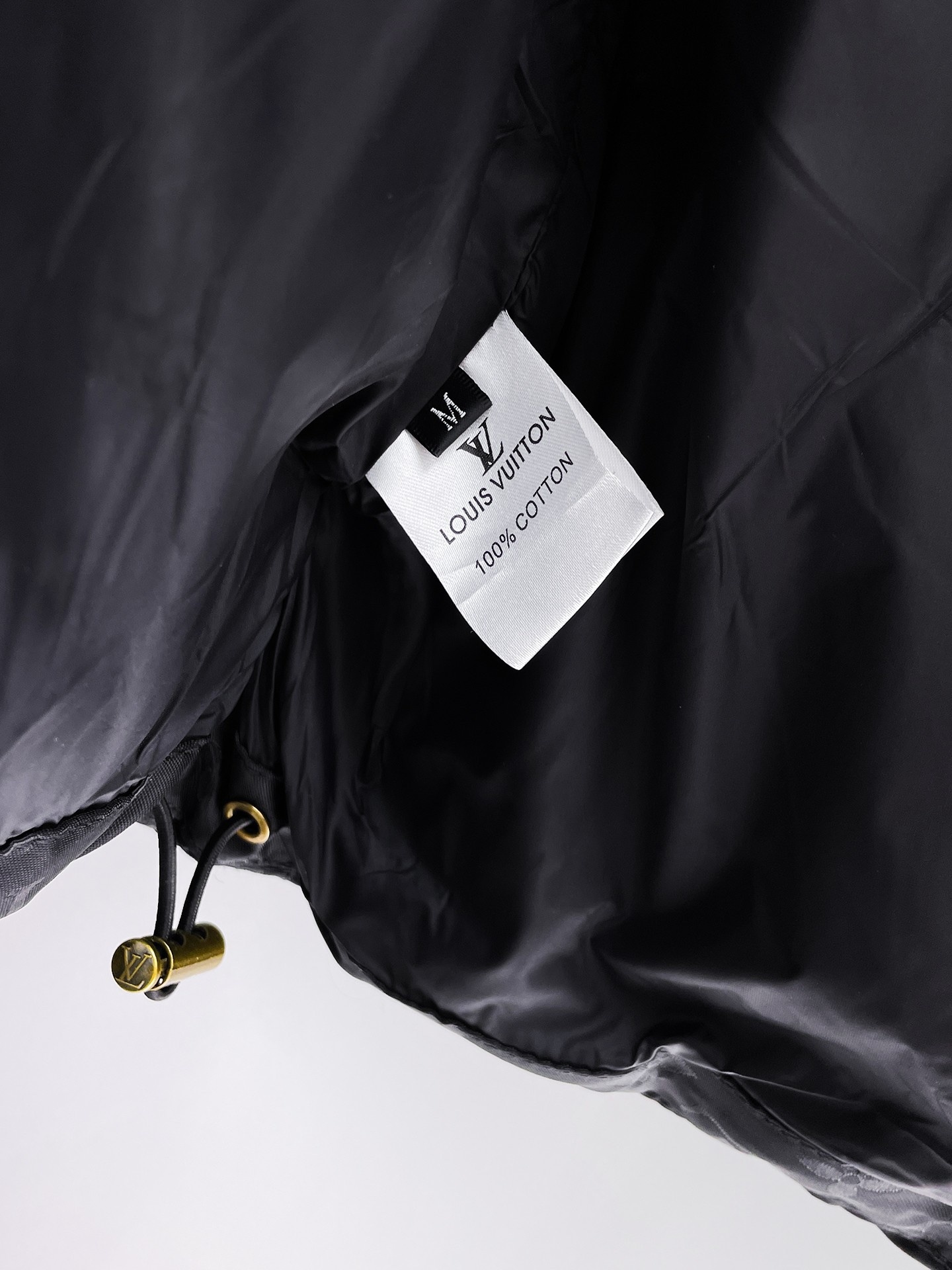 ! LV 秋冬新款羽绒服。这款号称羽绒服届最贵的,全部90绒的。带着经典的Logo组合搭配,第一眼看到