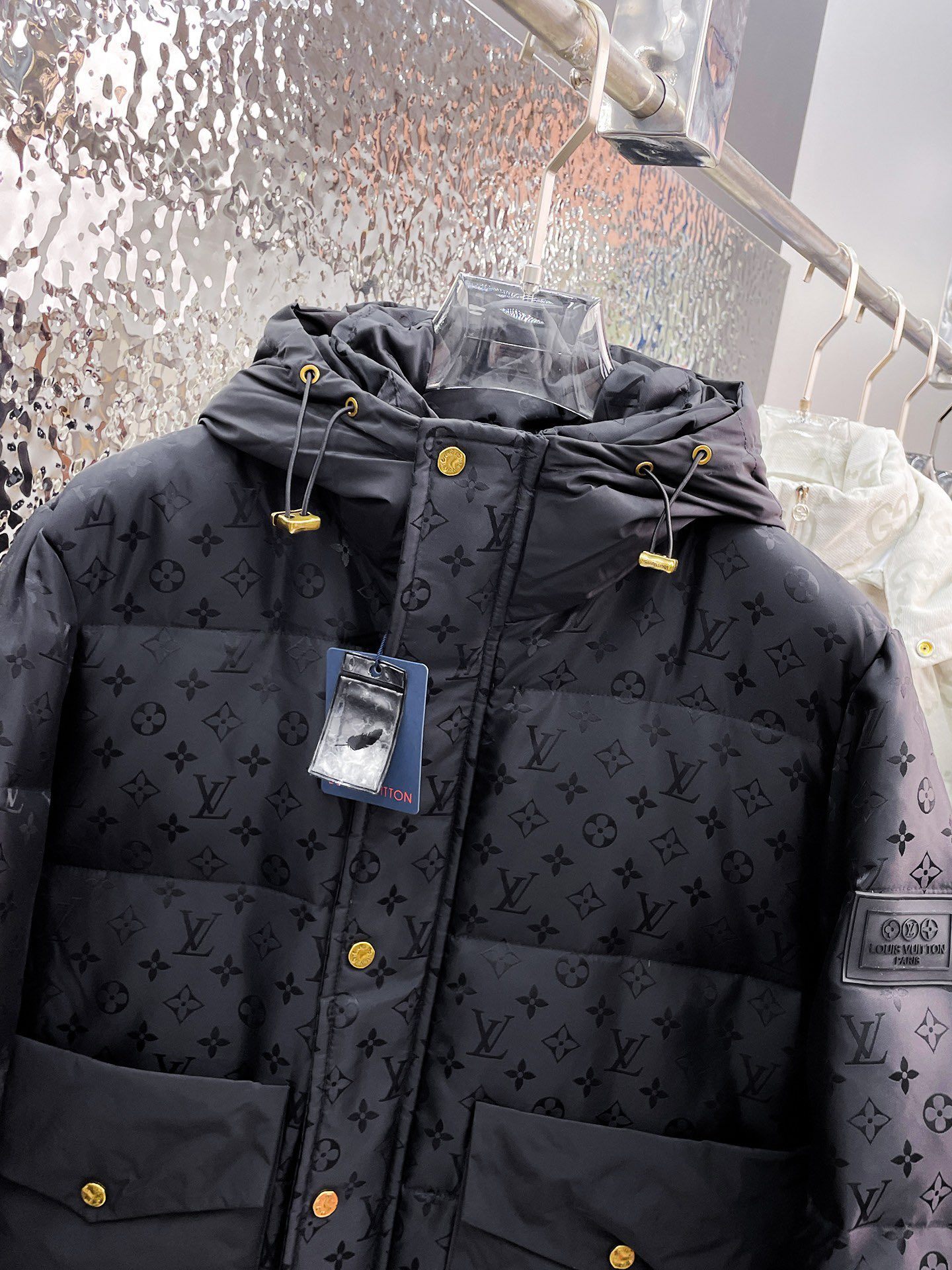 ! LV 秋冬新款羽绒服。这款号称羽绒服届最贵的,全部90绒的。带着经典的Logo组合搭配,第一眼看到