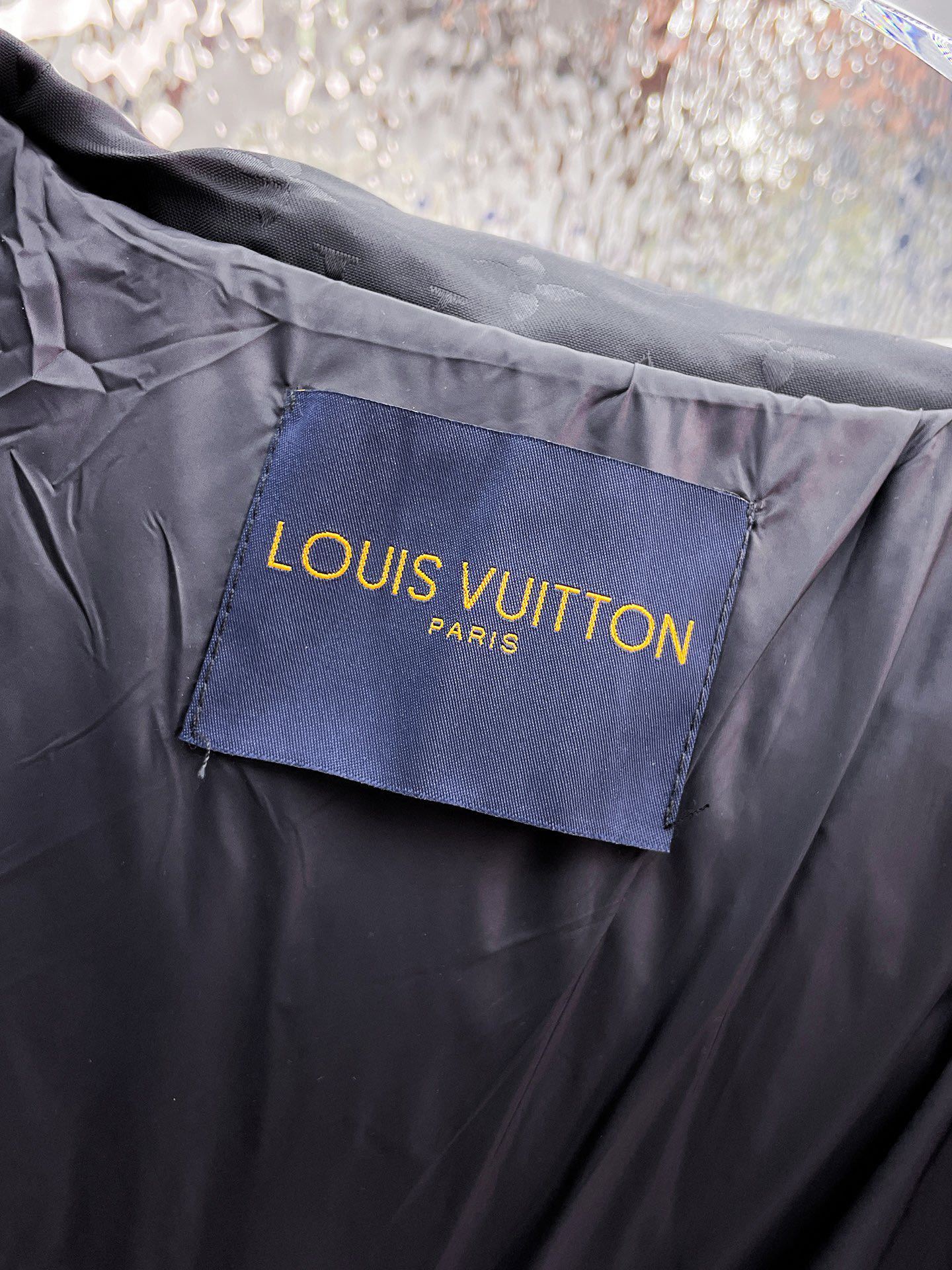 ! LV 秋冬新款羽绒服。这款号称羽绒服届最贵的,全部90绒的。带着经典的Logo组合搭配,第一眼看到