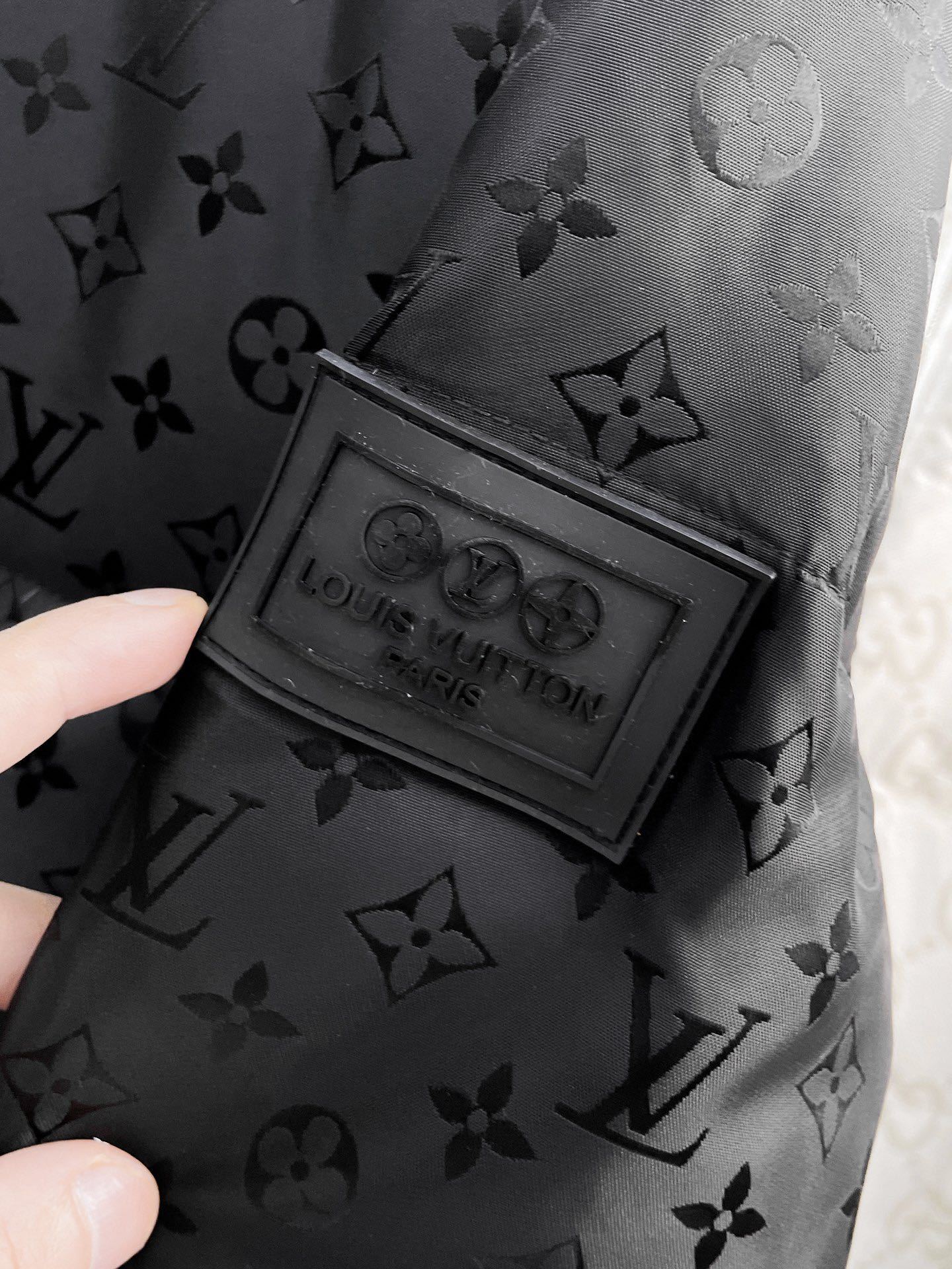 ! LV 秋冬新款羽绒服。这款号称羽绒服届最贵的,全部90绒的。带着经典的Logo组合搭配,第一眼看到