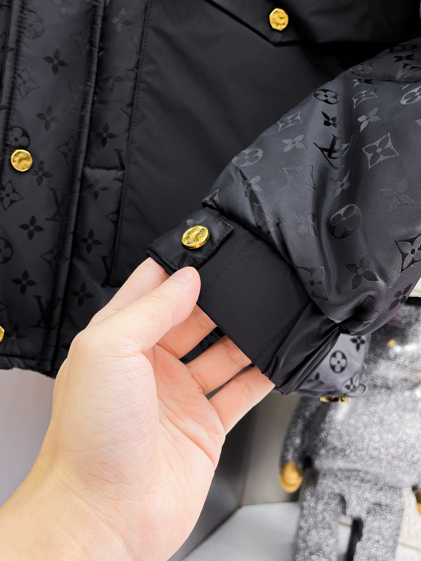 ! LV 秋冬新款羽绒服。这款号称羽绒服届最贵的,全部90绒的。带着经典的Logo组合搭配,第一眼看到