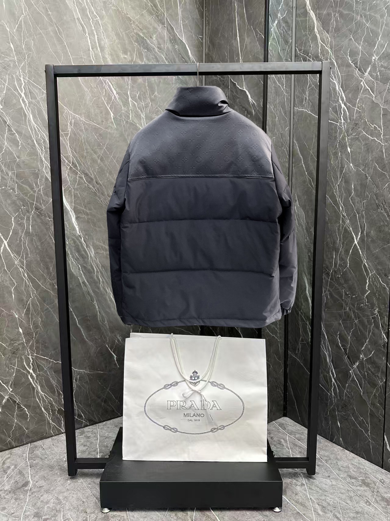 ! LV 秋冬新款羽绒服。这款号称羽绒服届最贵的,全部90绒的。带着经典的Logo组合搭配,第一眼看