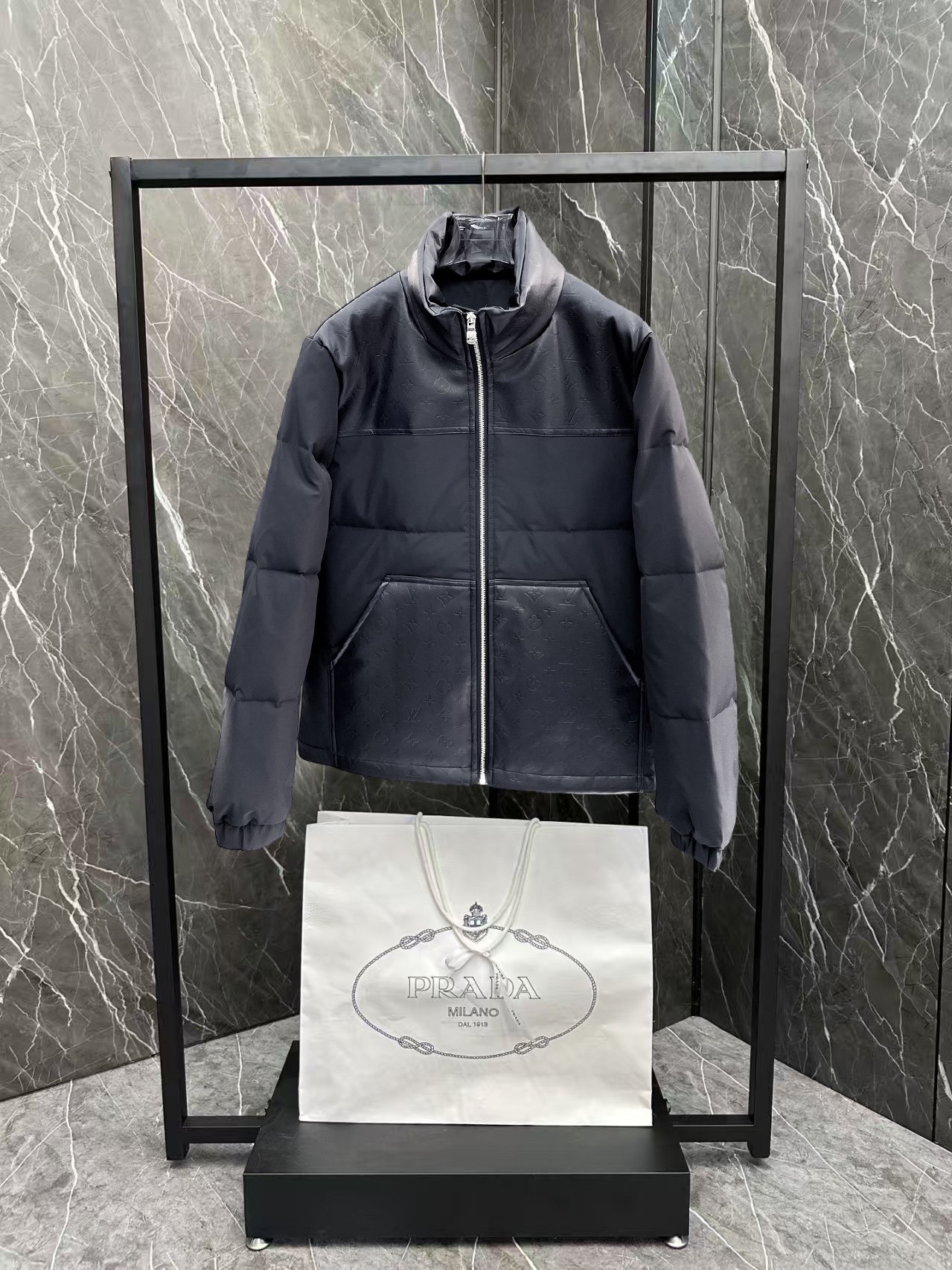 ! LV 秋冬新款羽绒服。这款号称羽绒服届最贵的,全部90绒的。带着经典的Logo组合搭配,第一眼看
