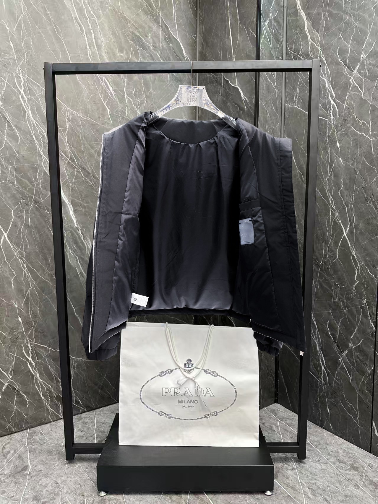 ! LV 秋冬新款羽绒服。这款号称羽绒服届最贵的,全部90绒的。带着经典的Logo组合搭配,第一眼看