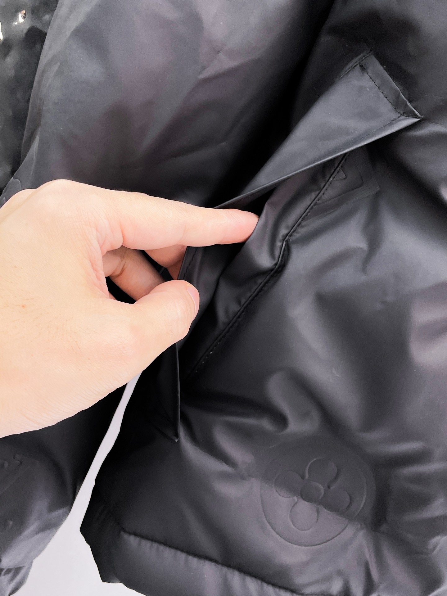 ! LV 秋冬新款羽绒服。这款号称羽绒服届最贵的,全部90绒的。带着经典的Logo组合搭配,第一眼看
