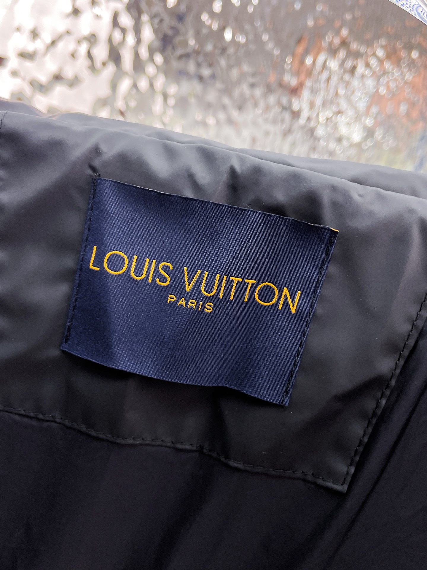 ! LV 秋冬新款羽绒服。这款号称羽绒服届最贵的,全部90绒的。带着经典的Logo组合搭配,第一眼看
