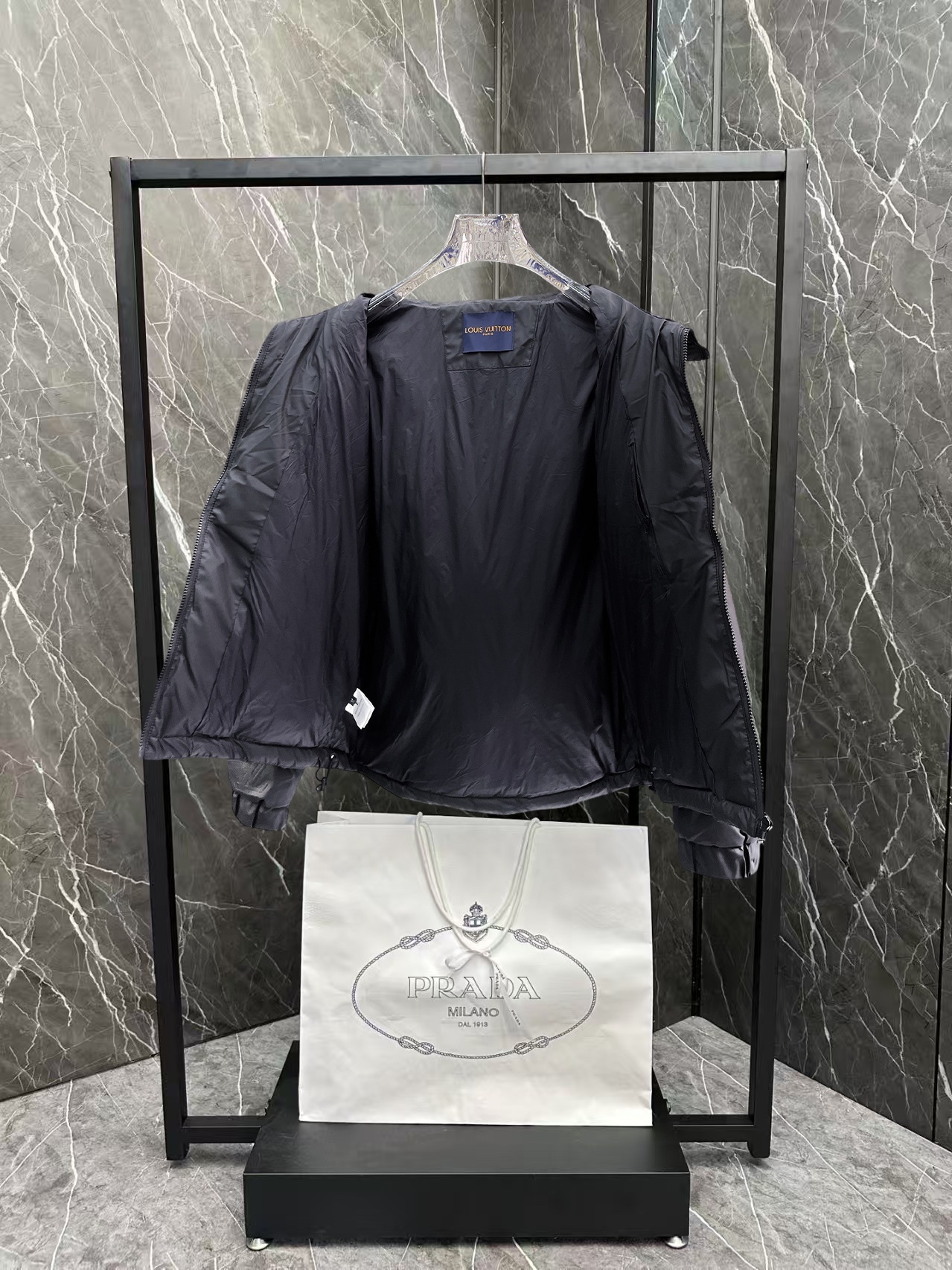 ! LV 秋冬新款羽绒服。这款号称羽绒服届最贵的,全部90绒的。带着经典的Logo组合搭配,第一眼看