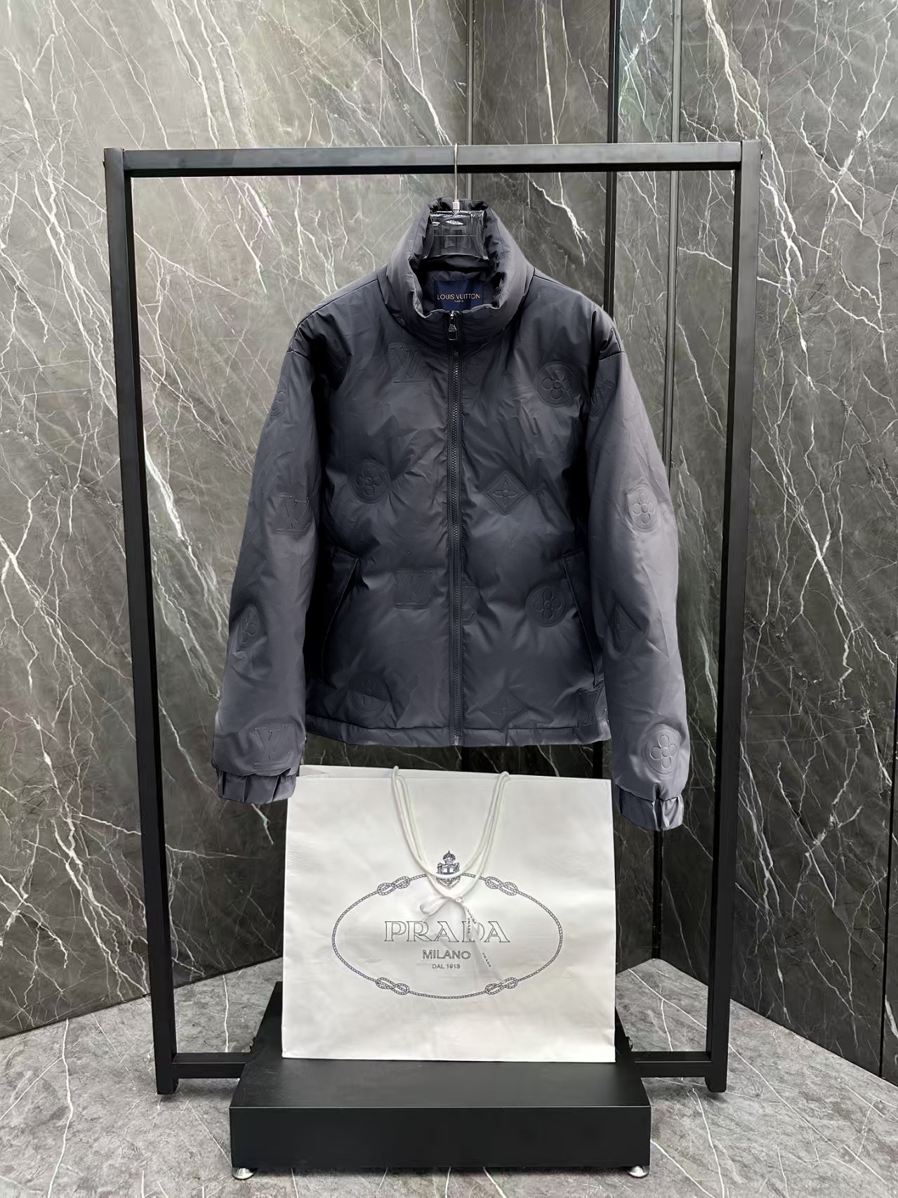 ! LV 秋冬新款羽绒服。这款号称羽绒服届最贵的,全部90绒的。带着经典的Logo组合搭配,第一眼看