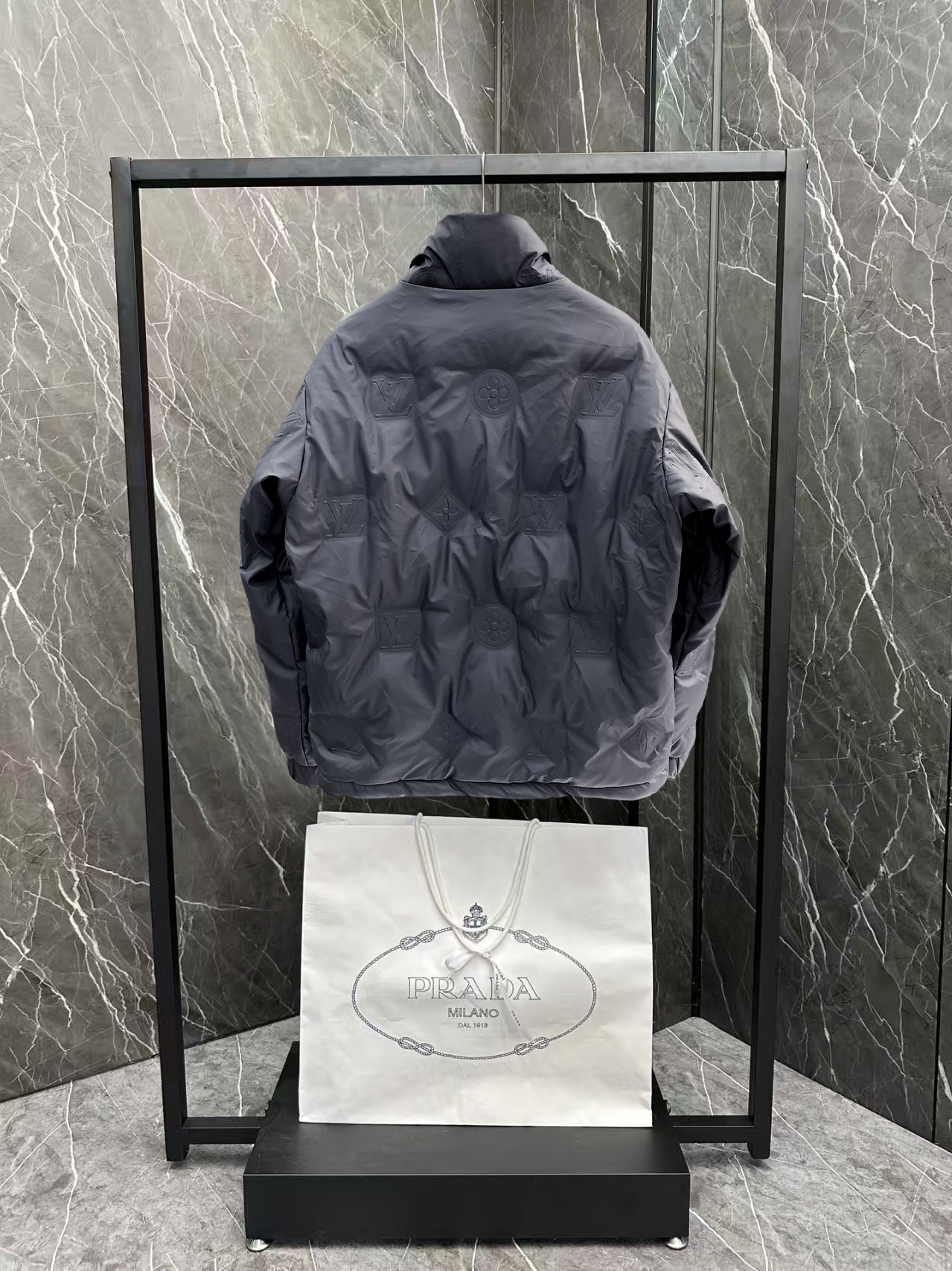 ! LV 秋冬新款羽绒服。这款号称羽绒服届最贵的,全部90绒的。带着经典的Logo组合搭配,第一眼看