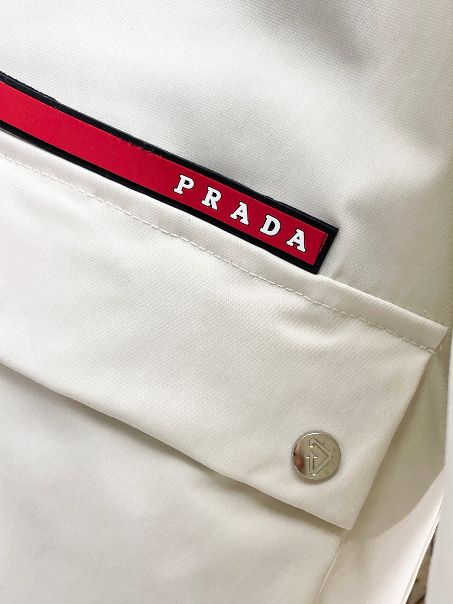 ! 普拉达 秋冬新款羽绒服。这款号称羽绒服届最贵的,全部90绒的。带着经典的Logo组合搭配,第一眼
