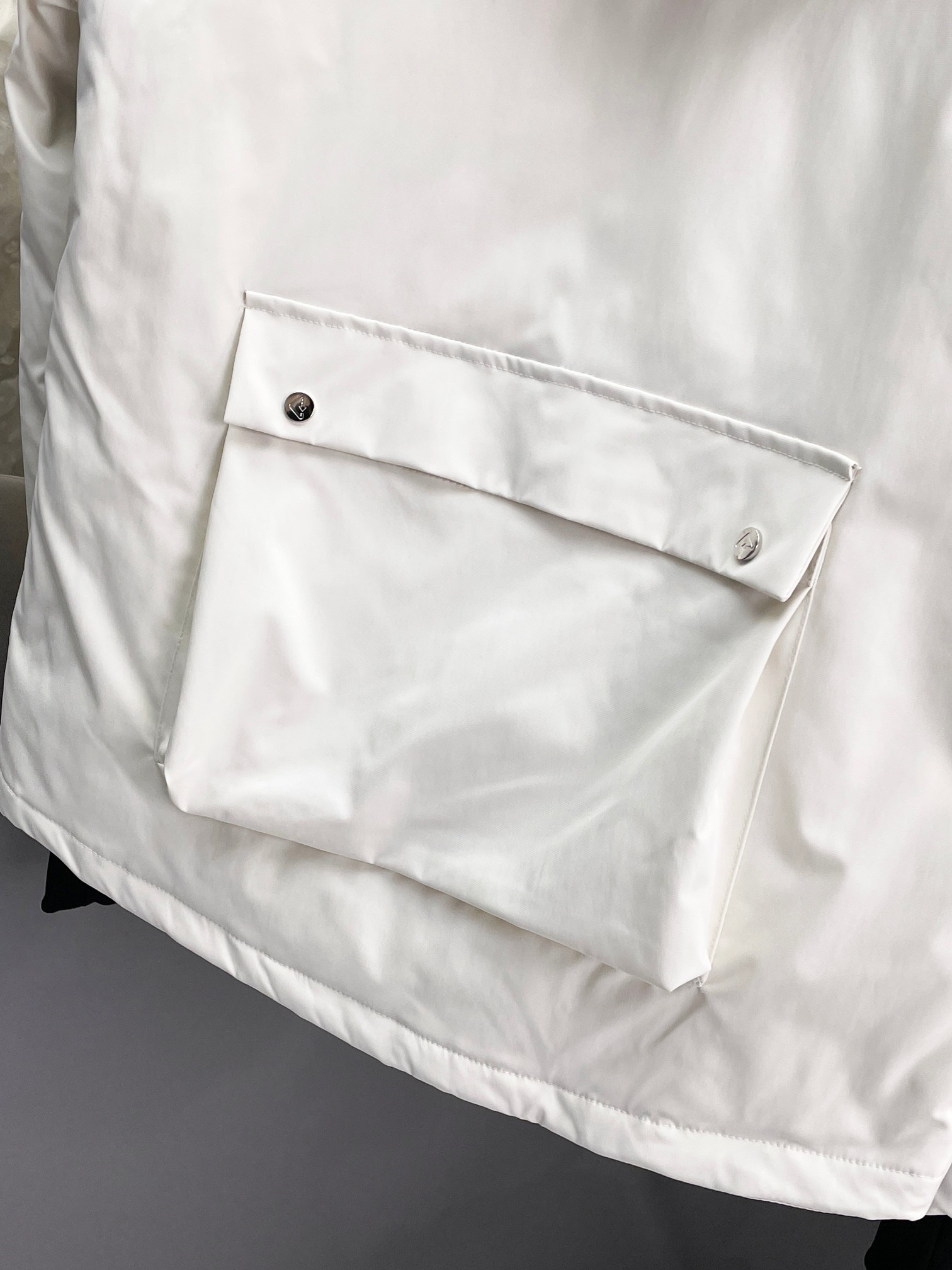 ! 普拉达 秋冬新款羽绒服。这款号称羽绒服届最贵的,全部90绒的。带着经典的Logo组合搭配,第一眼