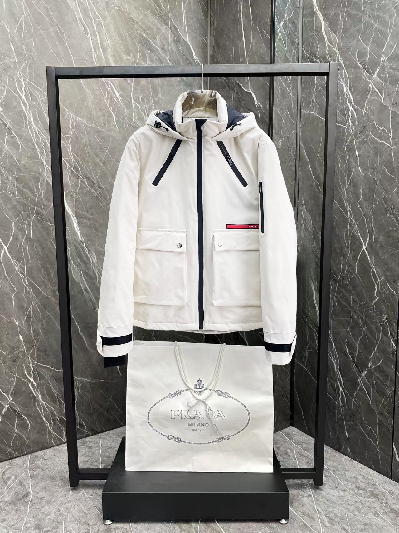 ! 普拉达 秋冬新款羽绒服。这款号称羽绒服届最贵的,全部90绒的。带着经典的Logo组合搭配,第一眼