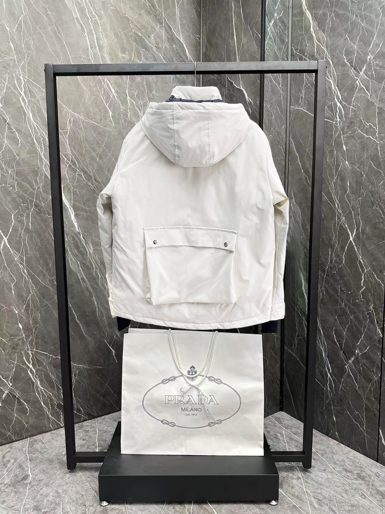 ! 普拉达 秋冬新款羽绒服。这款号称羽绒服届最贵的,全部90绒的。带着经典的Logo组合搭配,第一眼