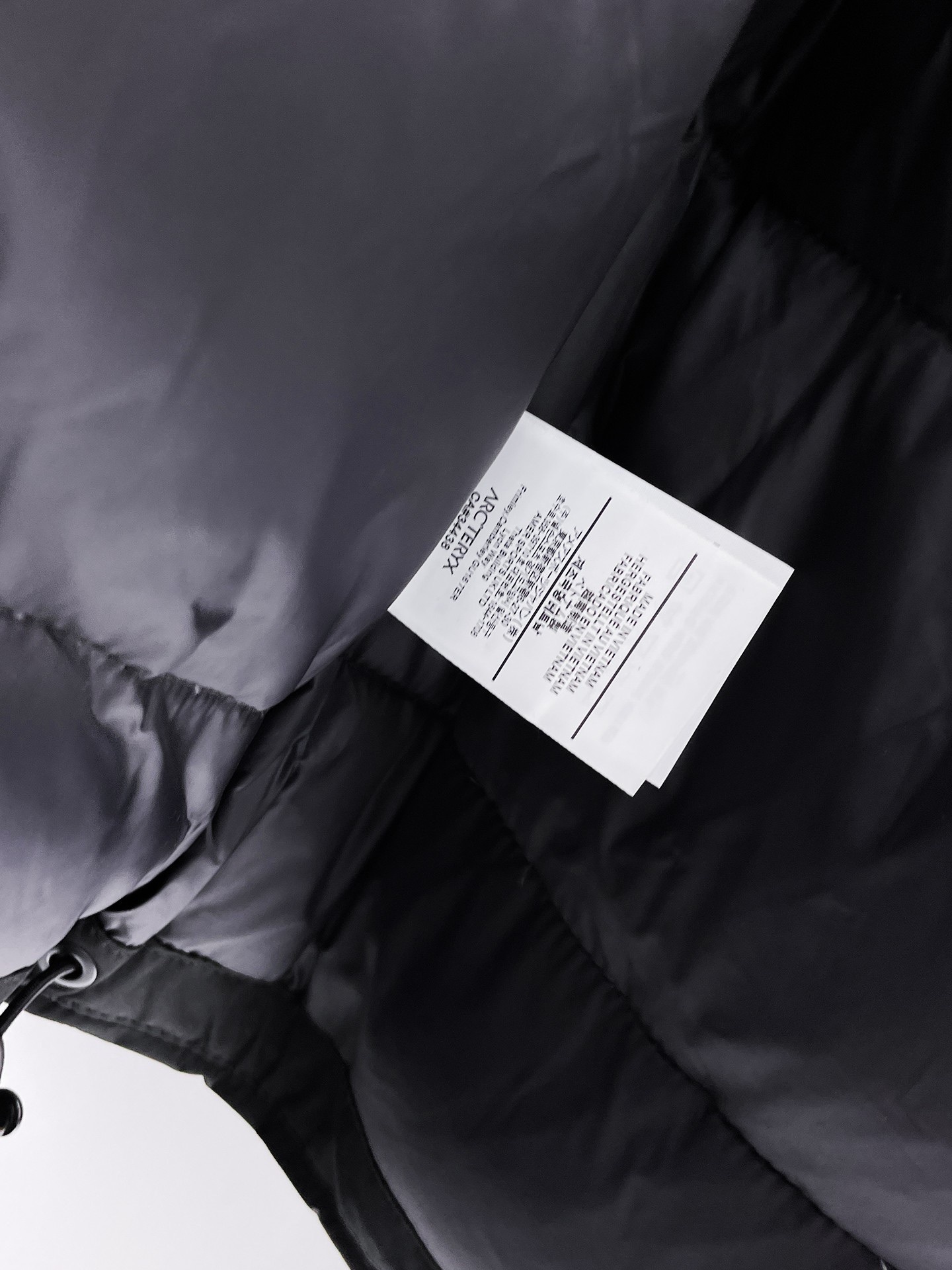 ! 始祖鸟 秋冬新款羽绒服。这款号称羽绒服届最贵的,全部90绒的。带着经典的Logo组合搭配,第一眼