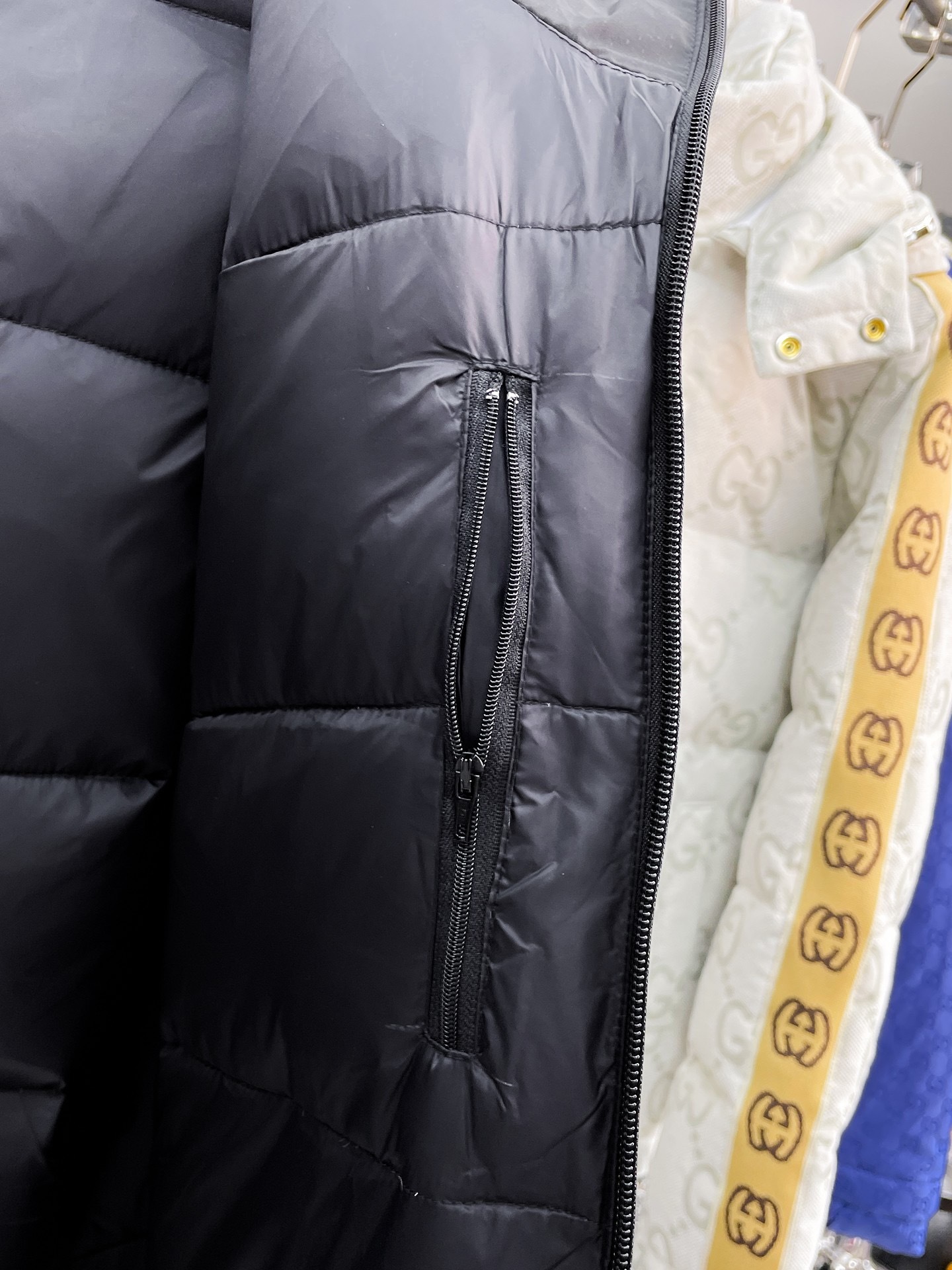 ! 始祖鸟 秋冬新款羽绒服。这款号称羽绒服届最贵的,全部90绒的。带着经典的Logo组合搭配,第一眼