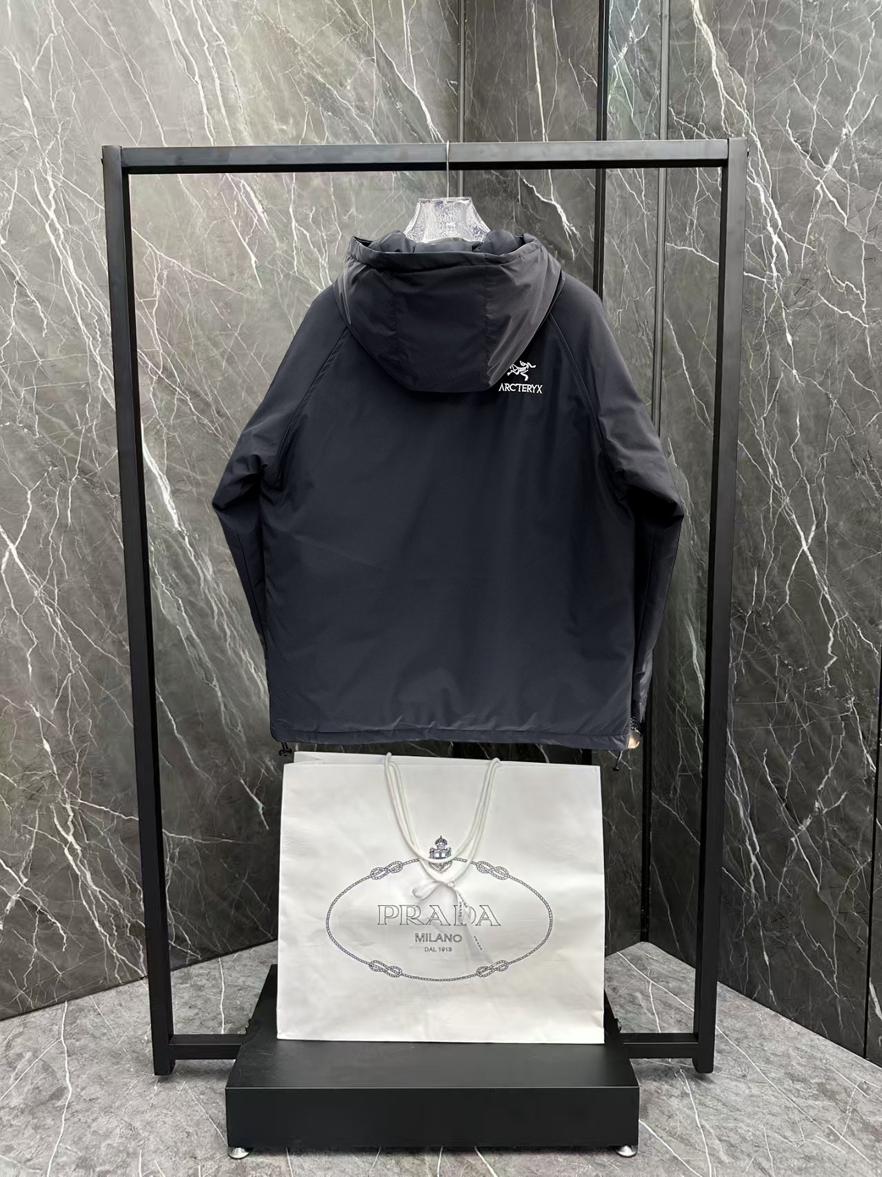 ! 始祖鸟 秋冬新款羽绒服。这款号称羽绒服届最贵的,全部90绒的。带着经典的Logo组合搭配,第一眼