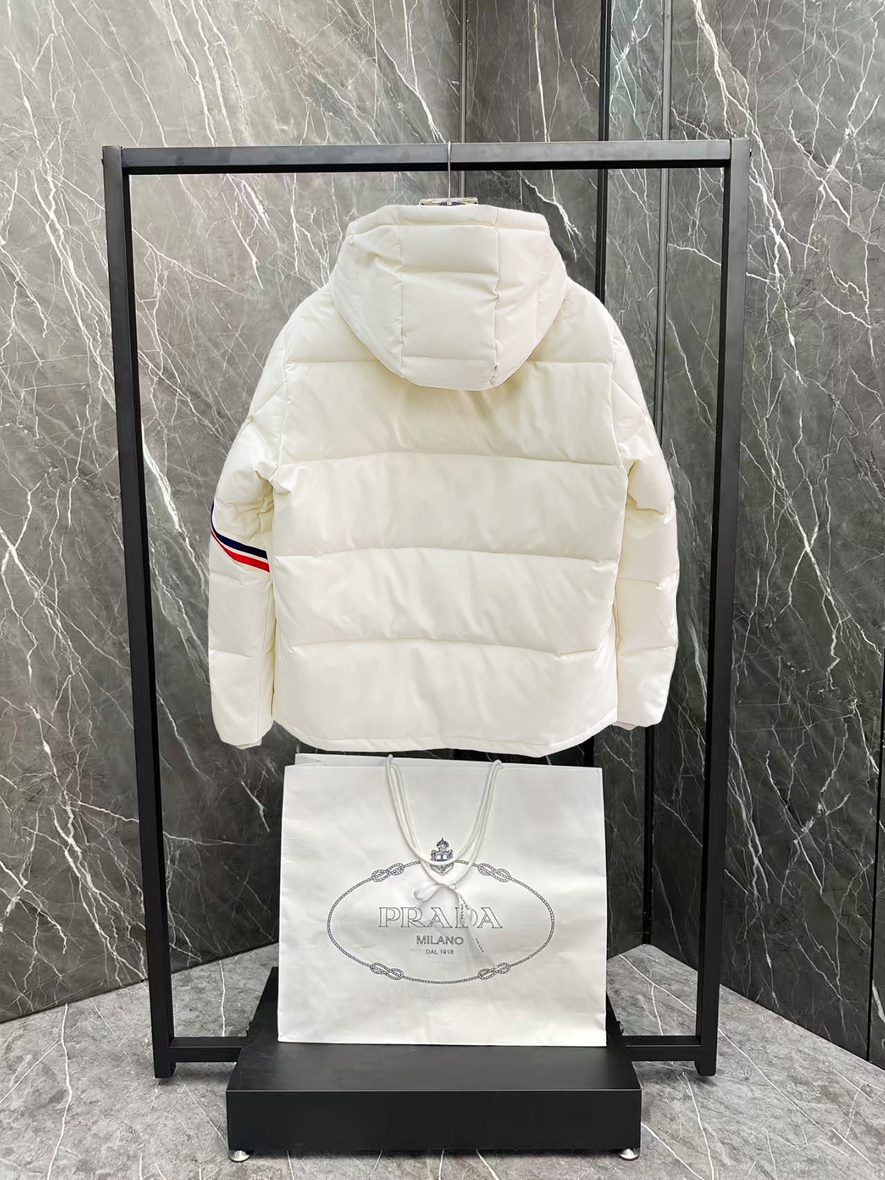! 蒙口 秋冬新款羽绒服。这款号称羽绒服届最贵的,全部90绒的。带着经典的Logo组合搭配,第一眼看