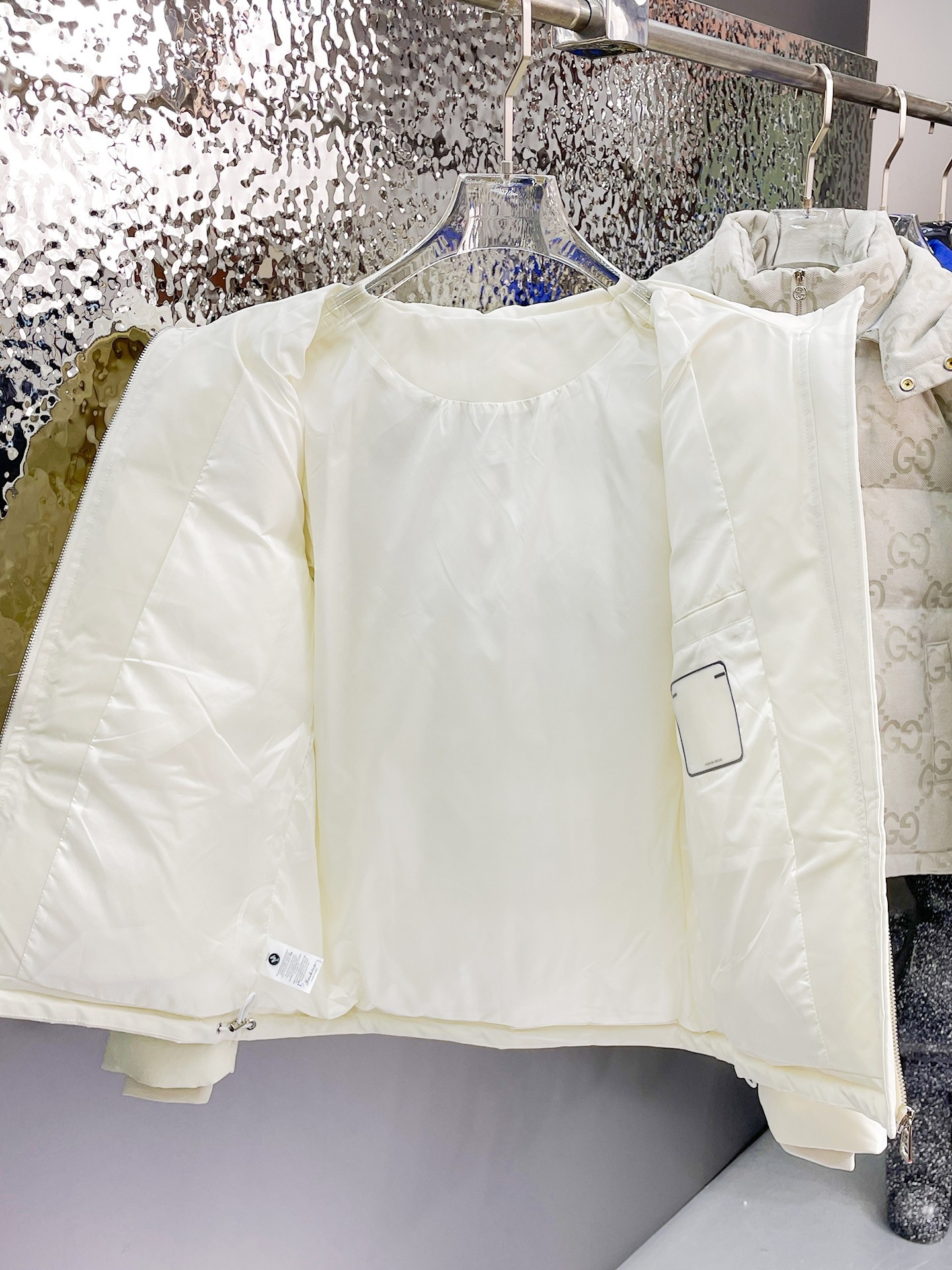 ! 蒙口 秋冬新款羽绒服。这款号称羽绒服届最贵的,全部90绒的。带着经典的Logo组合搭配,第一眼看