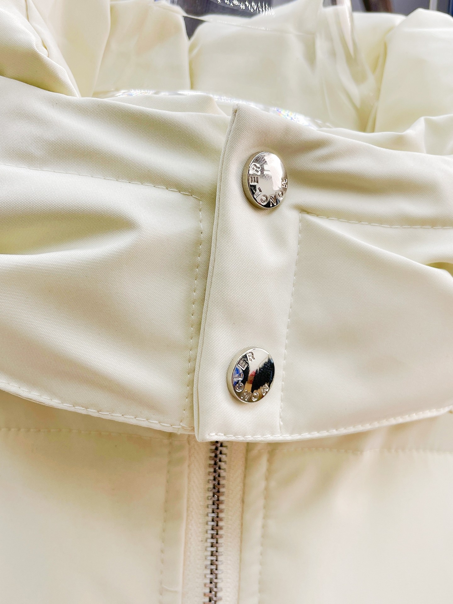 ! 蒙口 秋冬新款羽绒服。这款号称羽绒服届最贵的,全部90绒的。带着经典的Logo组合搭配,第一眼看