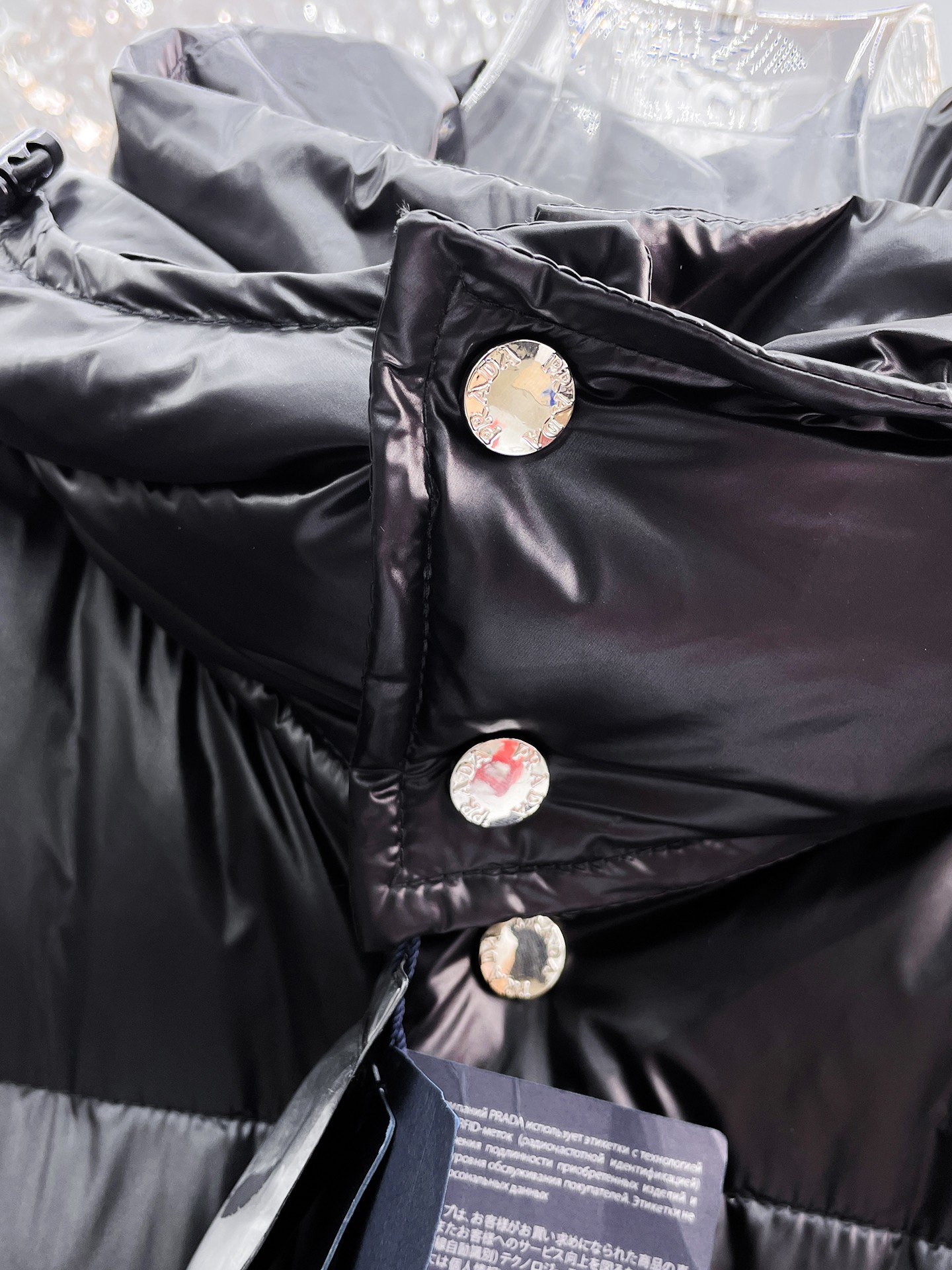 ! 普拉达 秋冬新款羽绒服。这款号称羽绒服届最贵的,全部90绒的。带着经典的Logo组合搭配,第一眼