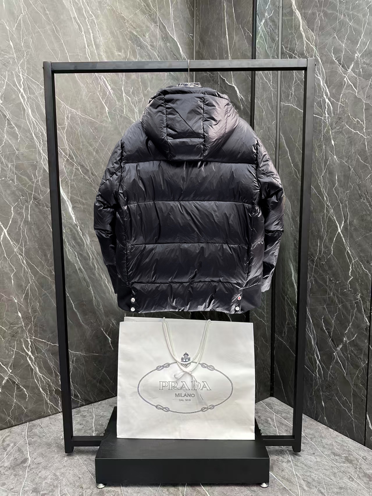 ! 普拉达 秋冬新款羽绒服。这款号称羽绒服届最贵的,全部90绒的。带着经典的Logo组合搭配,第一眼