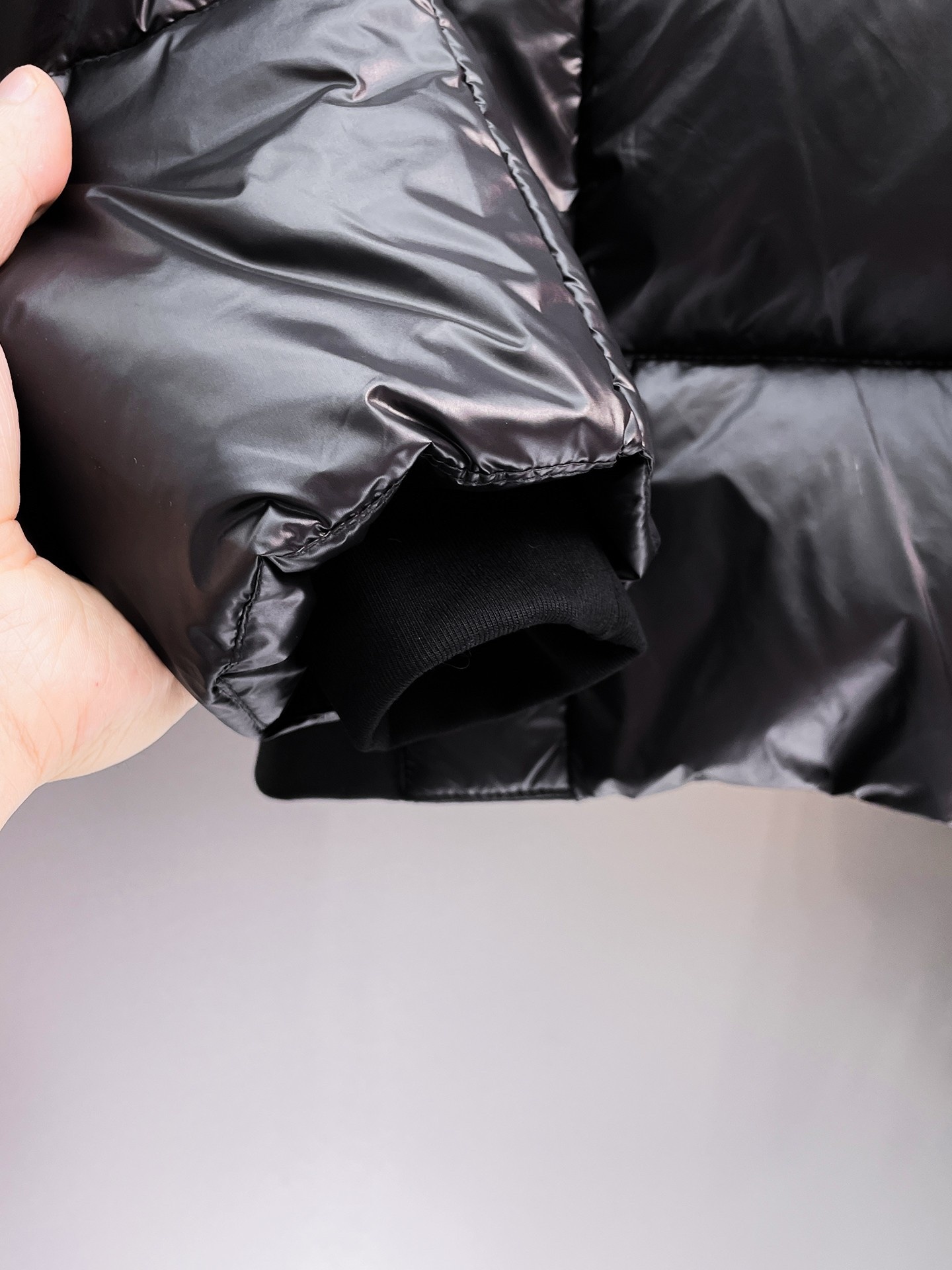 ! 普拉达 秋冬新款羽绒服。这款号称羽绒服届最贵的,全部90绒的。带着经典的Logo组合搭配,第一眼