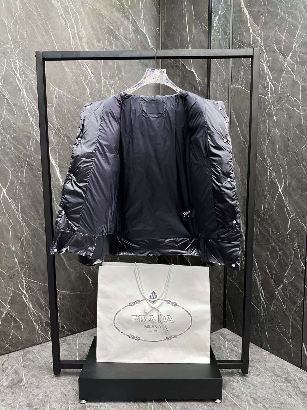 ! 普拉达 秋冬新款羽绒服。这款号称羽绒服届最贵的,全部90绒的。带着经典的Logo组合搭配,第一眼
