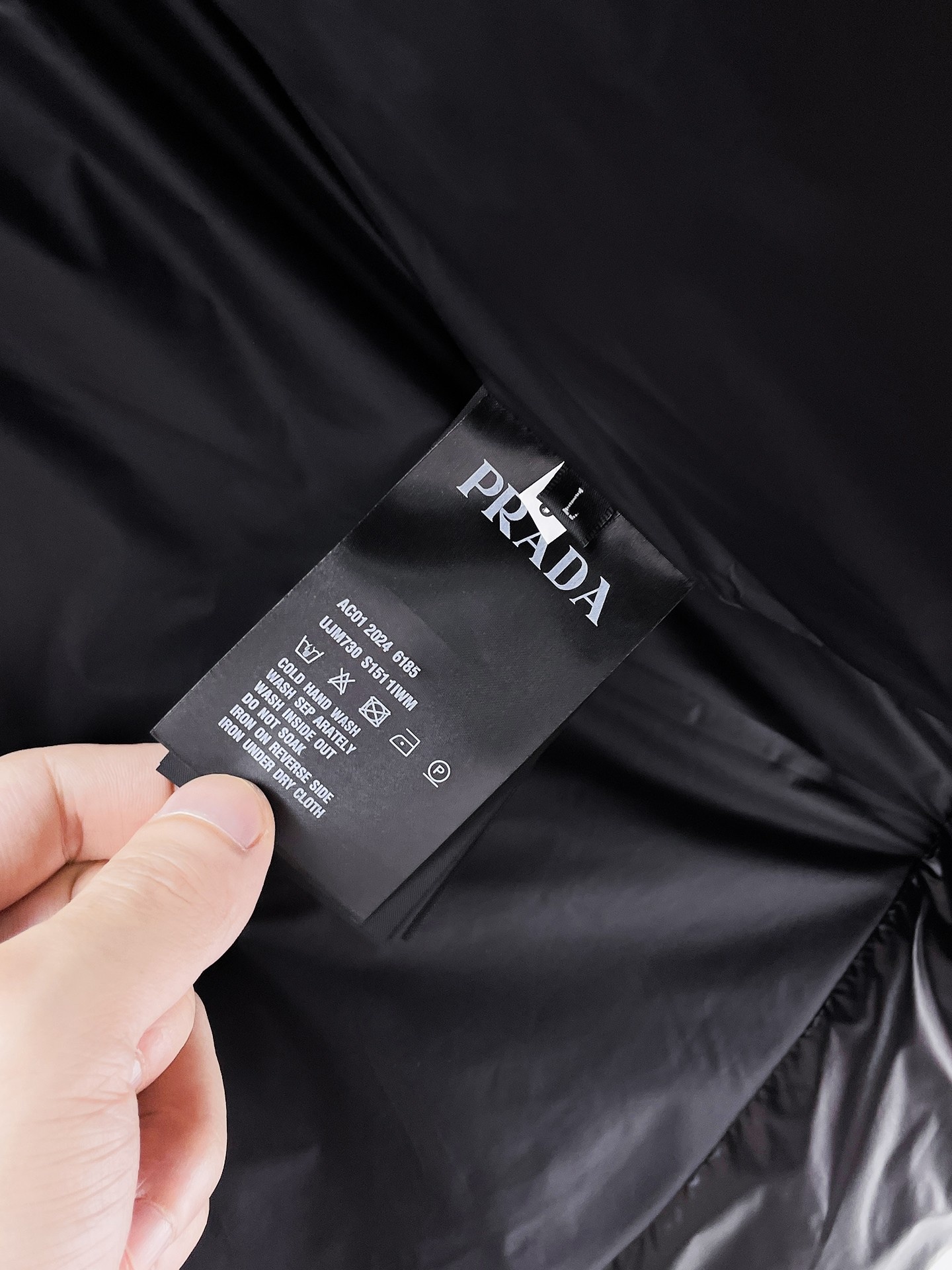 ! 普拉达 秋冬新款羽绒服。这款号称羽绒服届最贵的,全部90绒的。带着经典的Logo组合搭配,第一眼