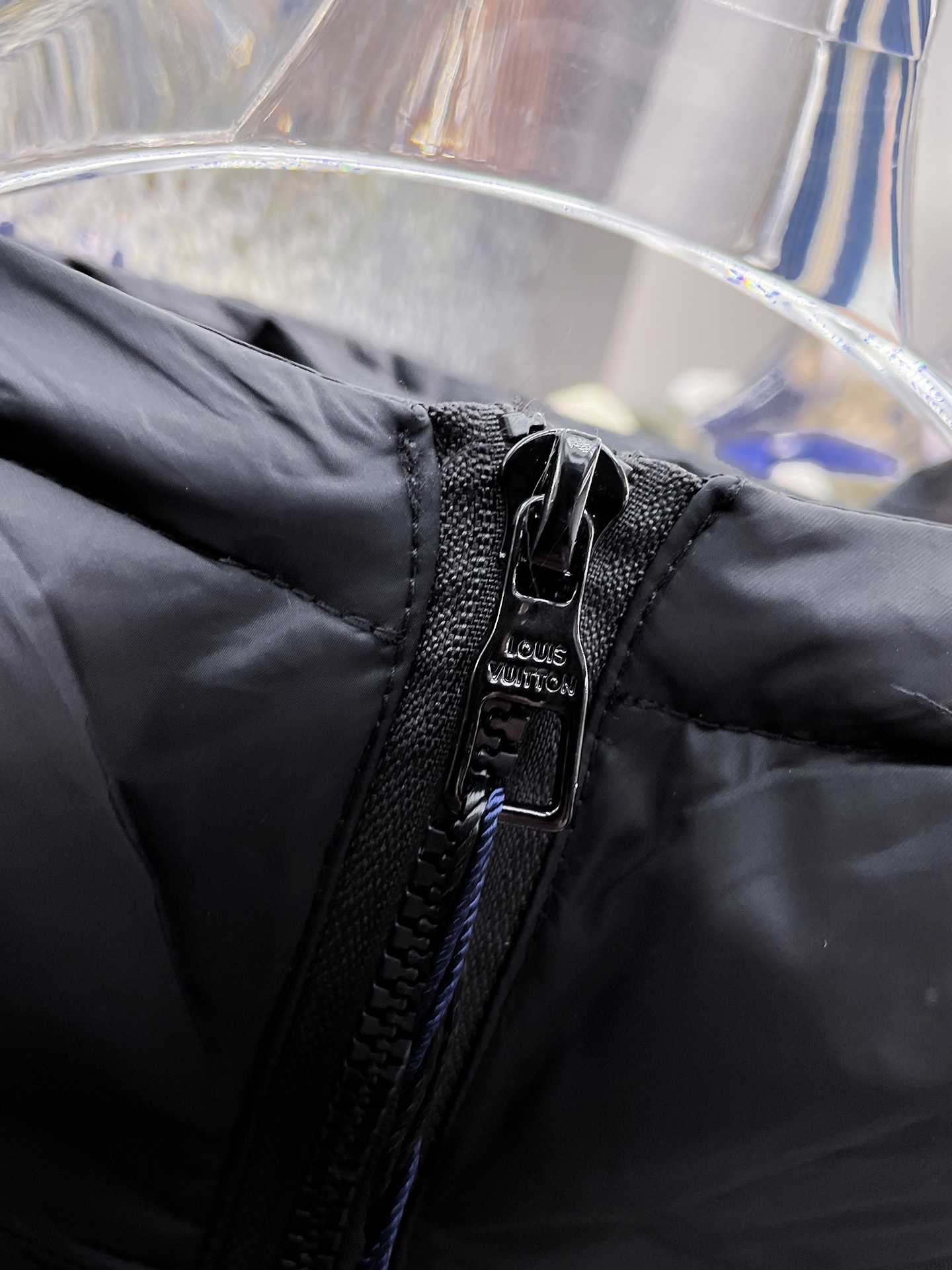 ! LV 秋冬新款羽绒服。这款号称羽绒服届最贵的,全部90绒的。带着经典的Logo组合搭配,第一眼看