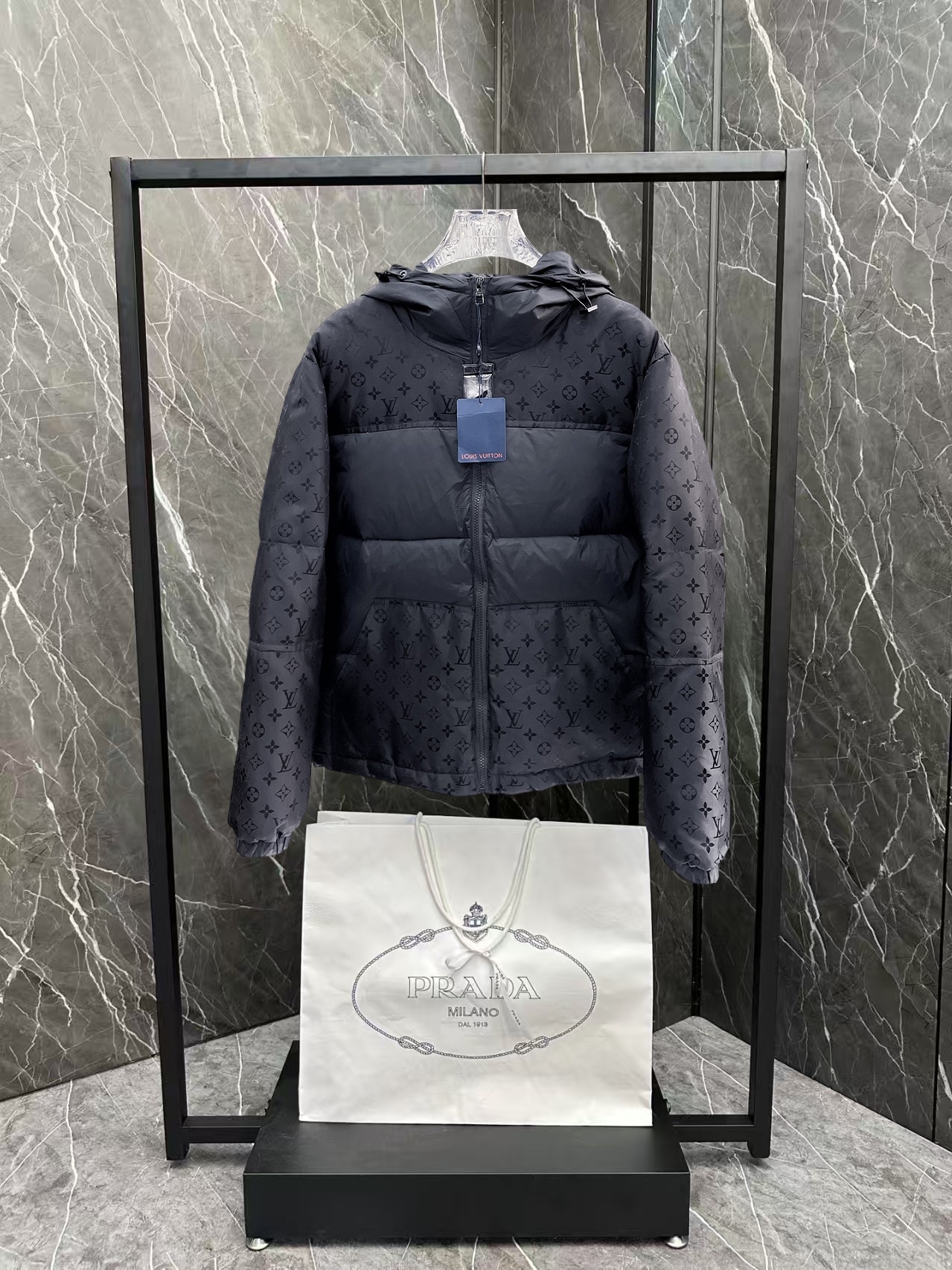! LV 秋冬新款羽绒服。这款号称羽绒服届最贵的,全部90绒的。带着经典的Logo组合搭配,第一眼看