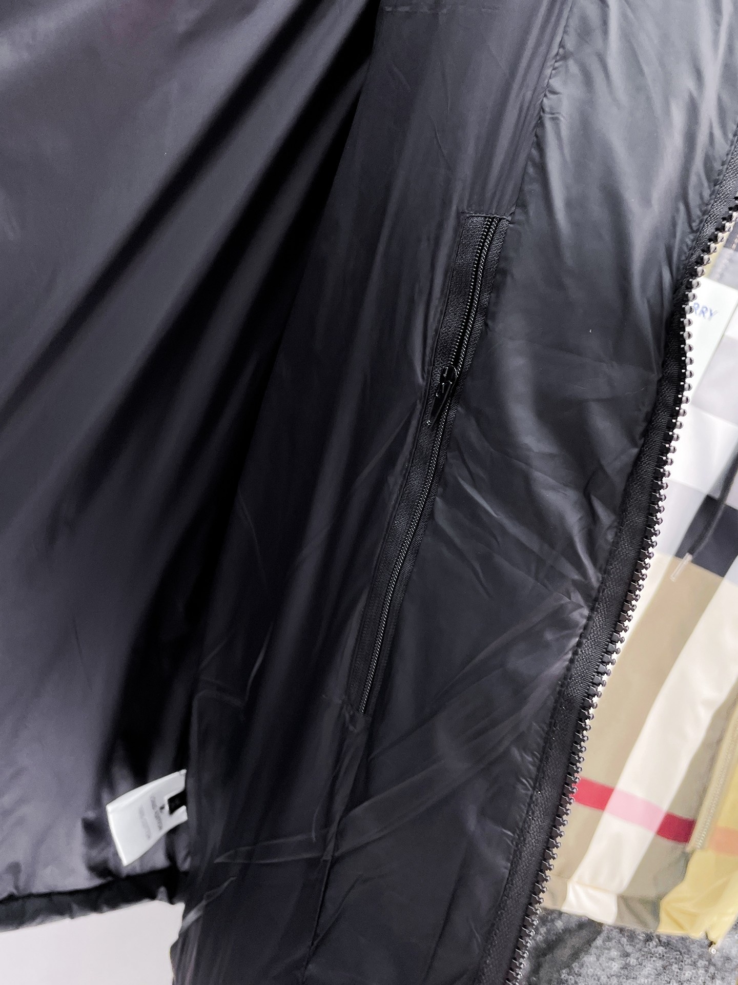 ! LV 秋冬新款羽绒服。这款号称羽绒服届最贵的,全部90绒的。带着经典的Logo组合搭配,第一眼看