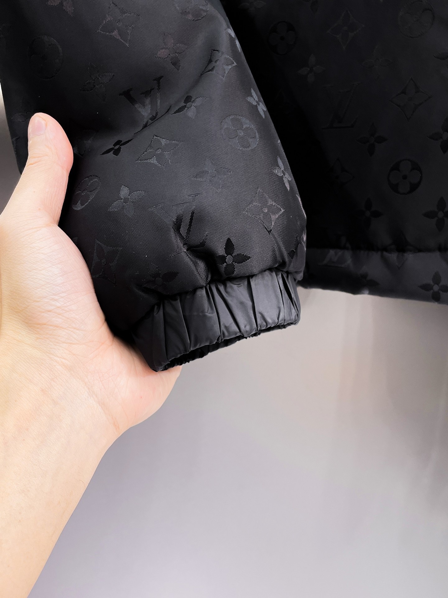 ! LV 秋冬新款羽绒服。这款号称羽绒服届最贵的,全部90绒的。带着经典的Logo组合搭配,第一眼看