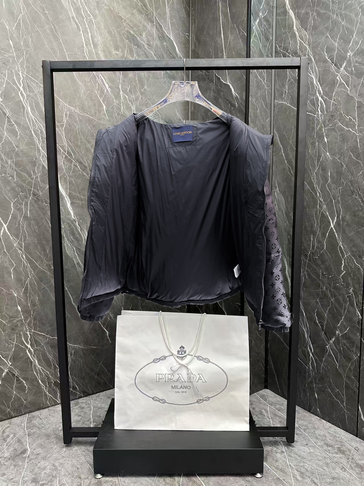 ! LV 秋冬新款羽绒服。这款号称羽绒服届最贵的,全部90绒的。带着经典的Logo组合搭配,第一眼看