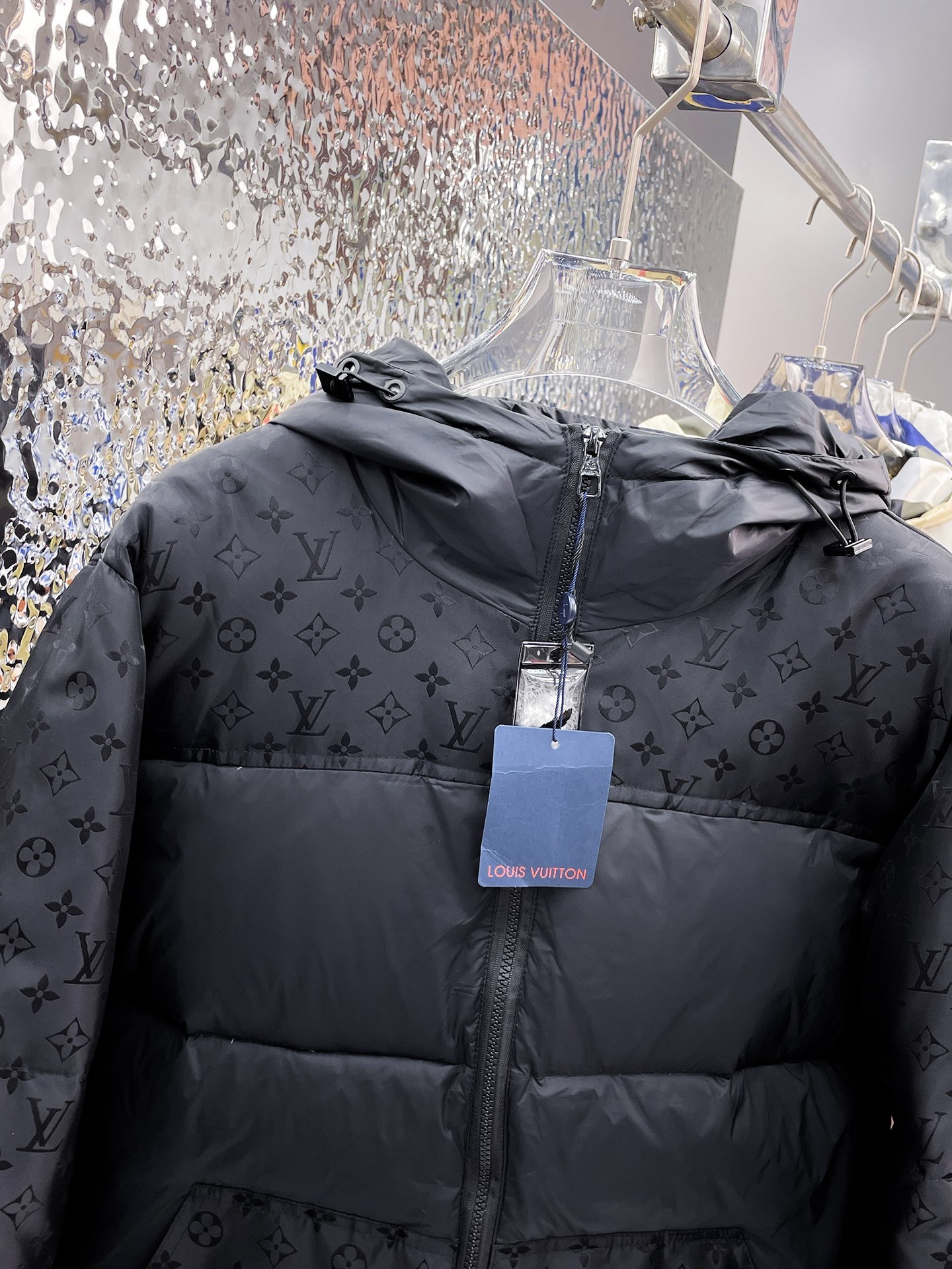 ! LV 秋冬新款羽绒服。这款号称羽绒服届最贵的,全部90绒的。带着经典的Logo组合搭配,第一眼看