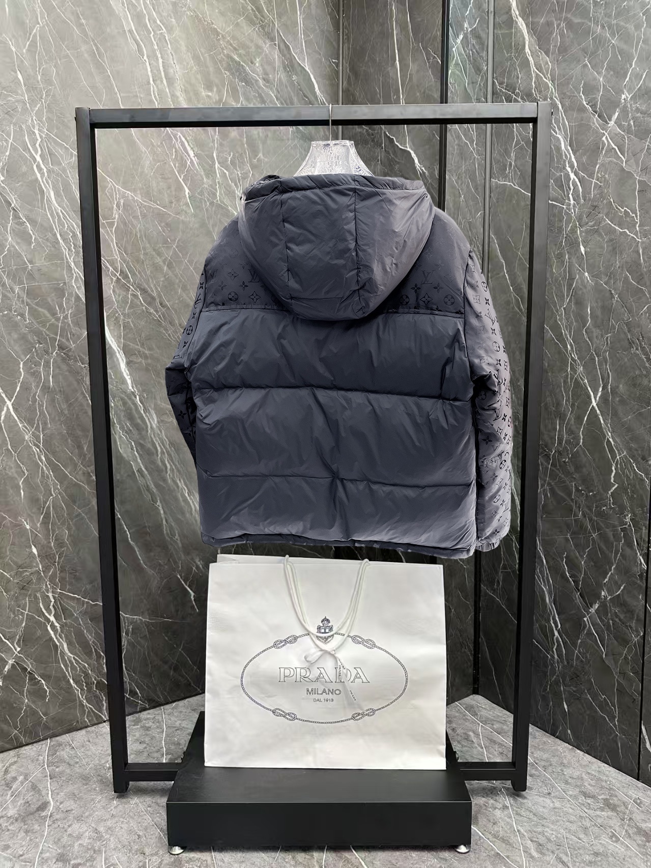 ! LV 秋冬新款羽绒服。这款号称羽绒服届最贵的,全部90绒的。带着经典的Logo组合搭配,第一眼看