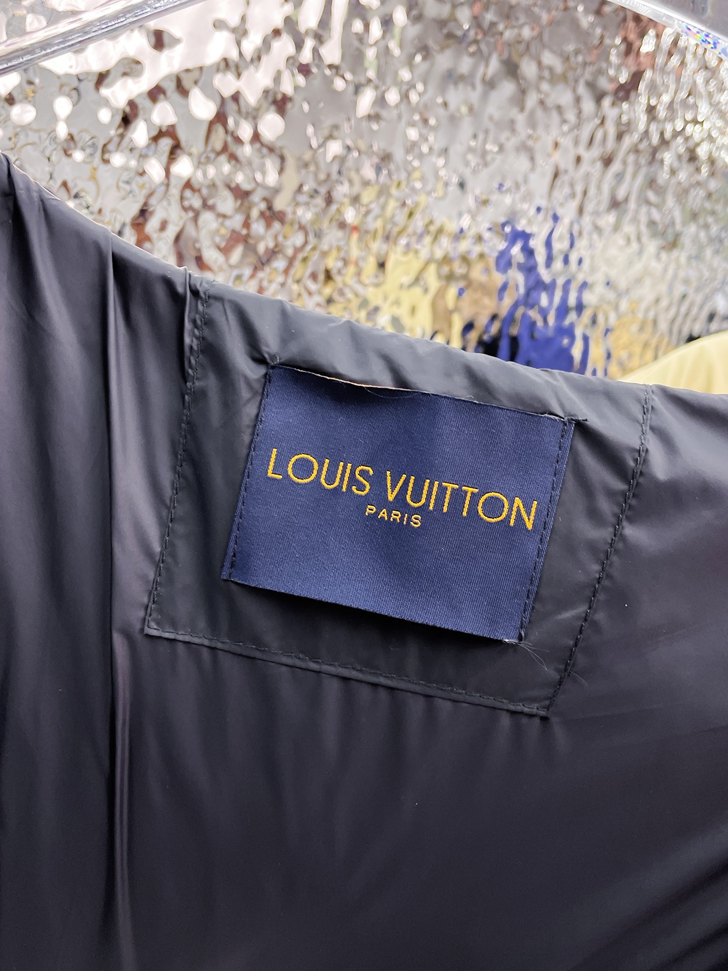 ! LV 秋冬新款羽绒服。这款号称羽绒服届最贵的,全部90绒的。带着经典的Logo组合搭配,第一眼看