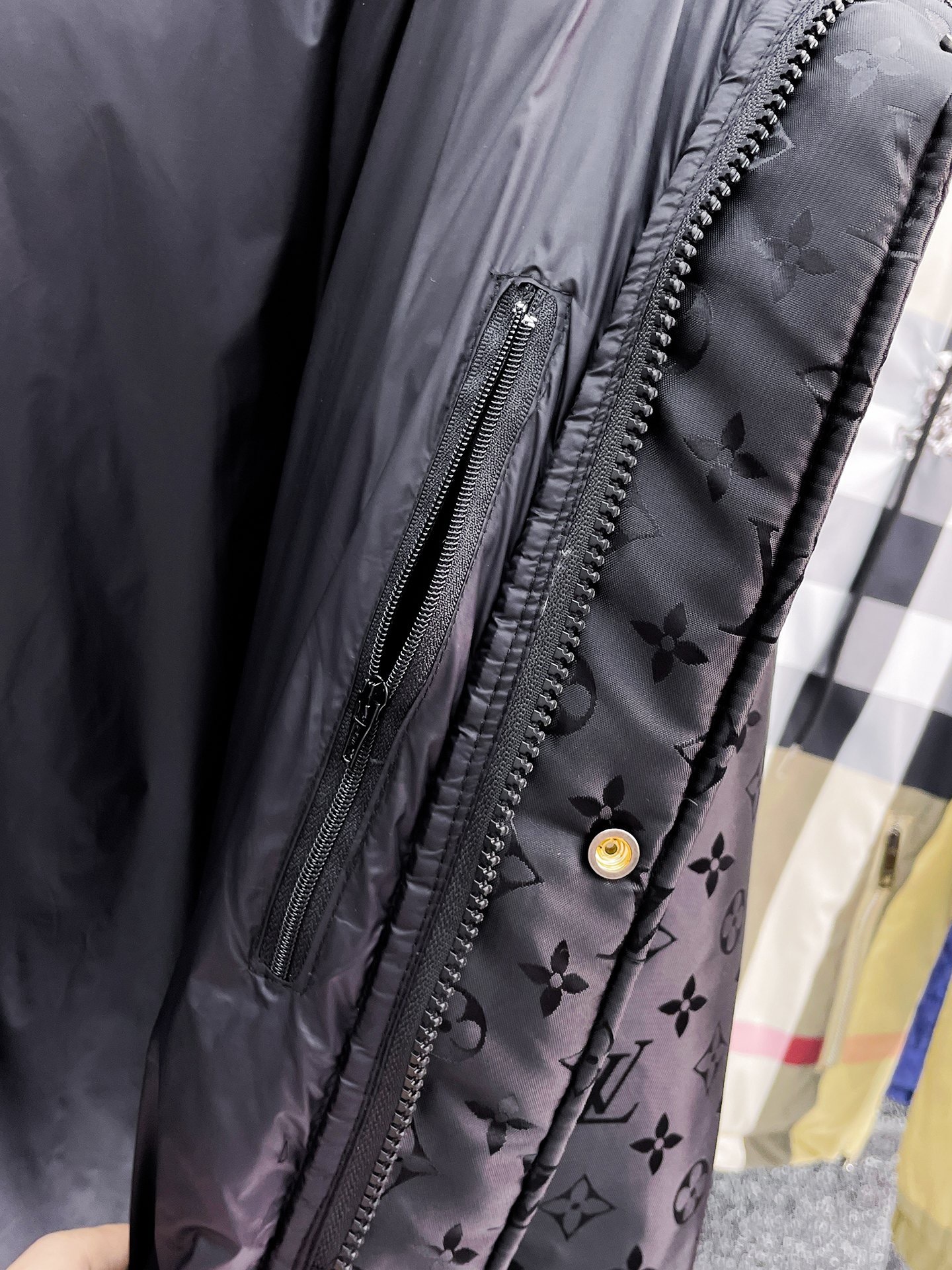 ! LV 秋冬新款羽绒服。这款号称羽绒服届最贵的,全部90绒的。带着经典的Logo组合搭配,第一眼看