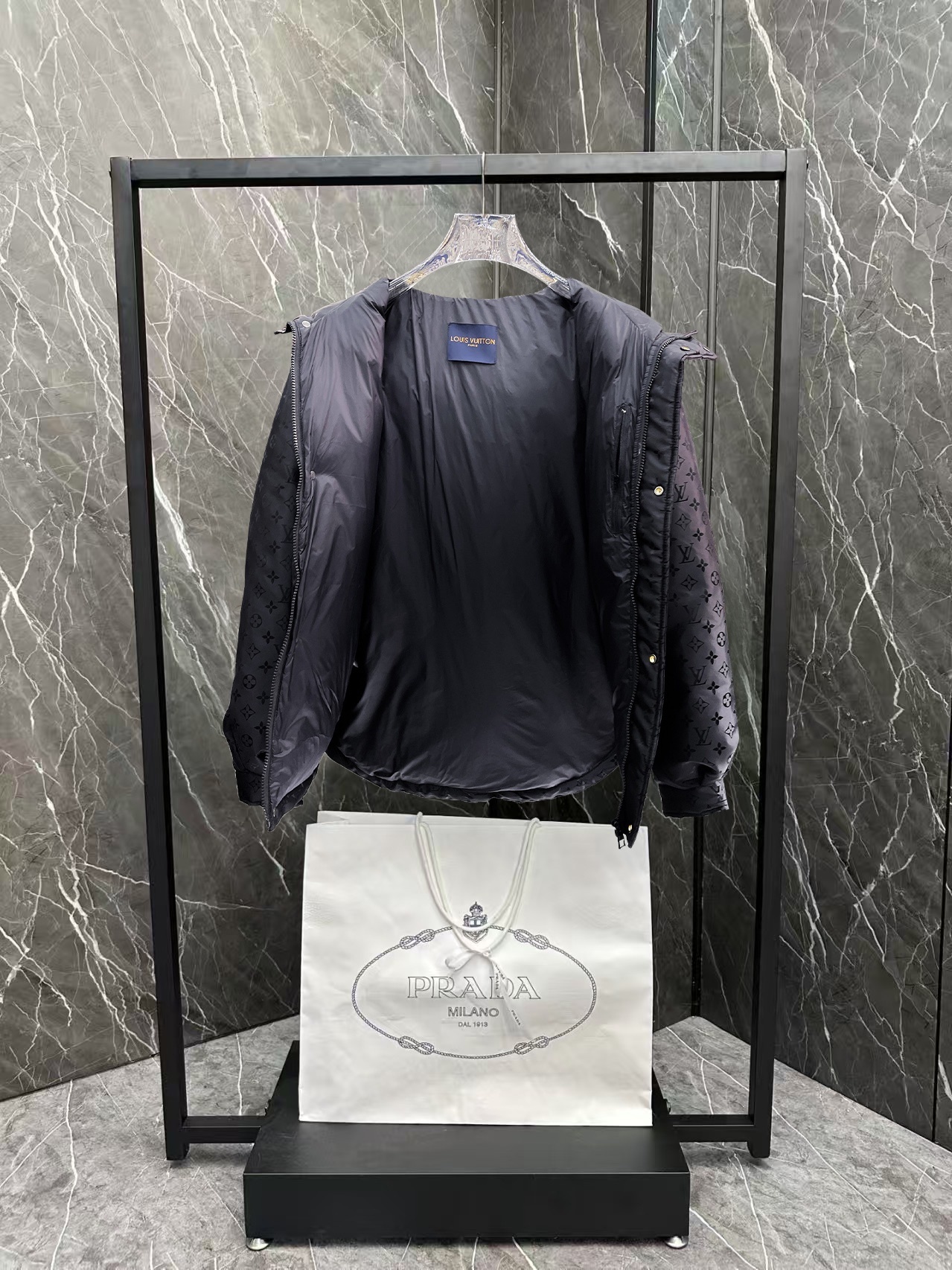! LV 秋冬新款羽绒服。这款号称羽绒服届最贵的,全部90绒的。带着经典的Logo组合搭配,第一眼看