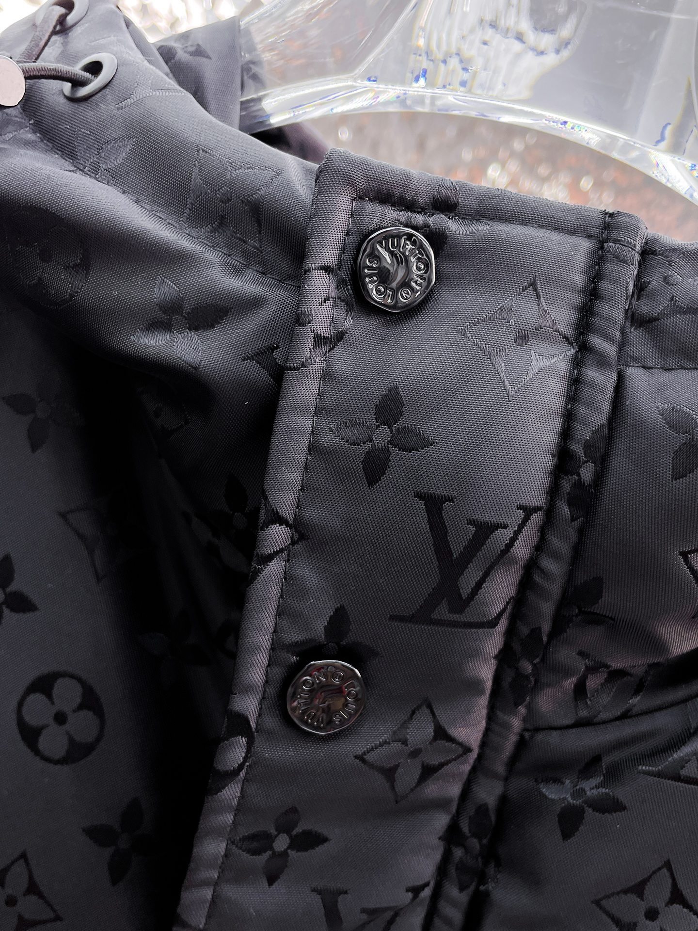 ! LV 秋冬新款羽绒服。这款号称羽绒服届最贵的,全部90绒的。带着经典的Logo组合搭配,第一眼看