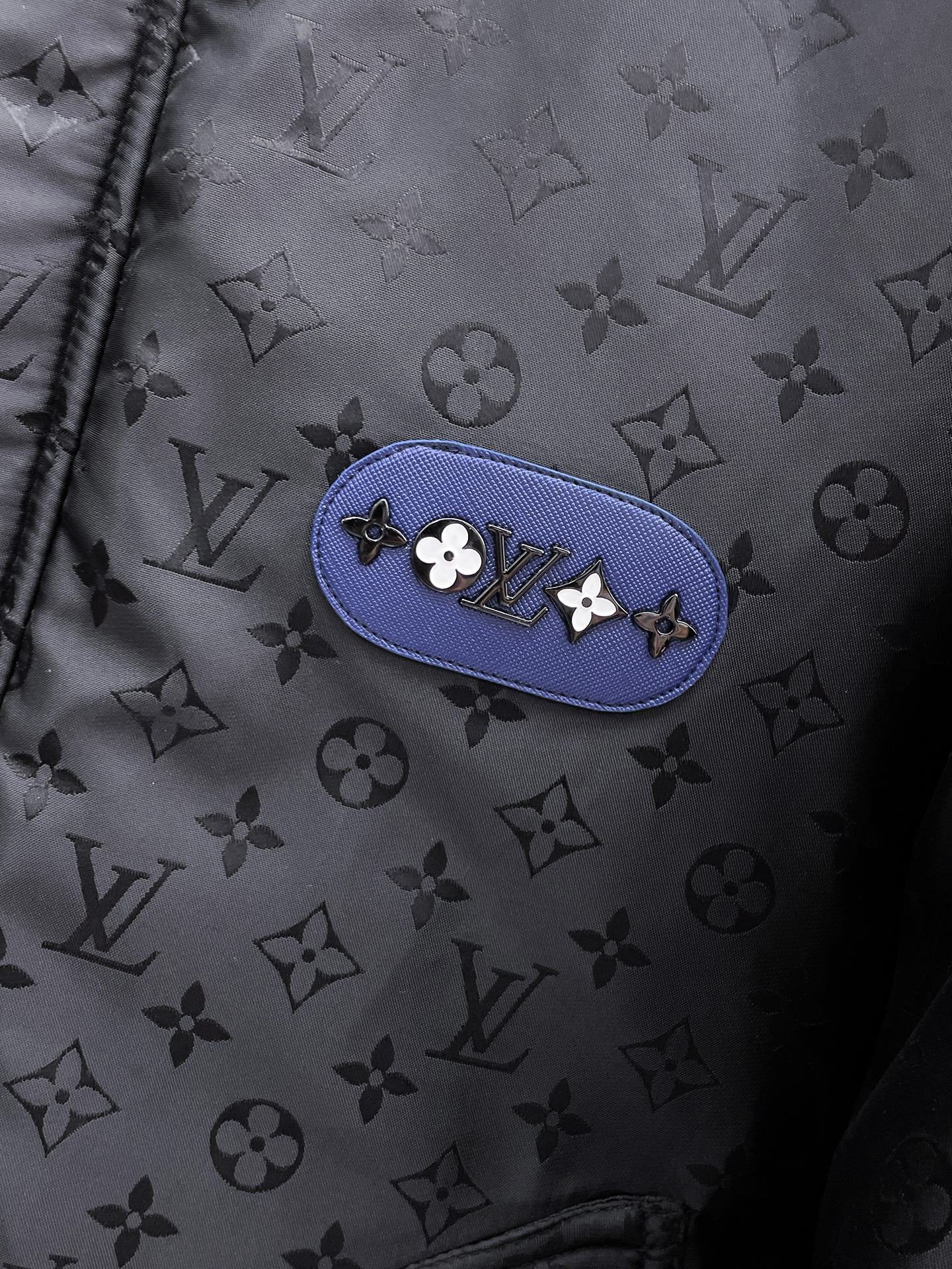 ! LV 秋冬新款羽绒服。这款号称羽绒服届最贵的,全部90绒的。带着经典的Logo组合搭配,第一眼看