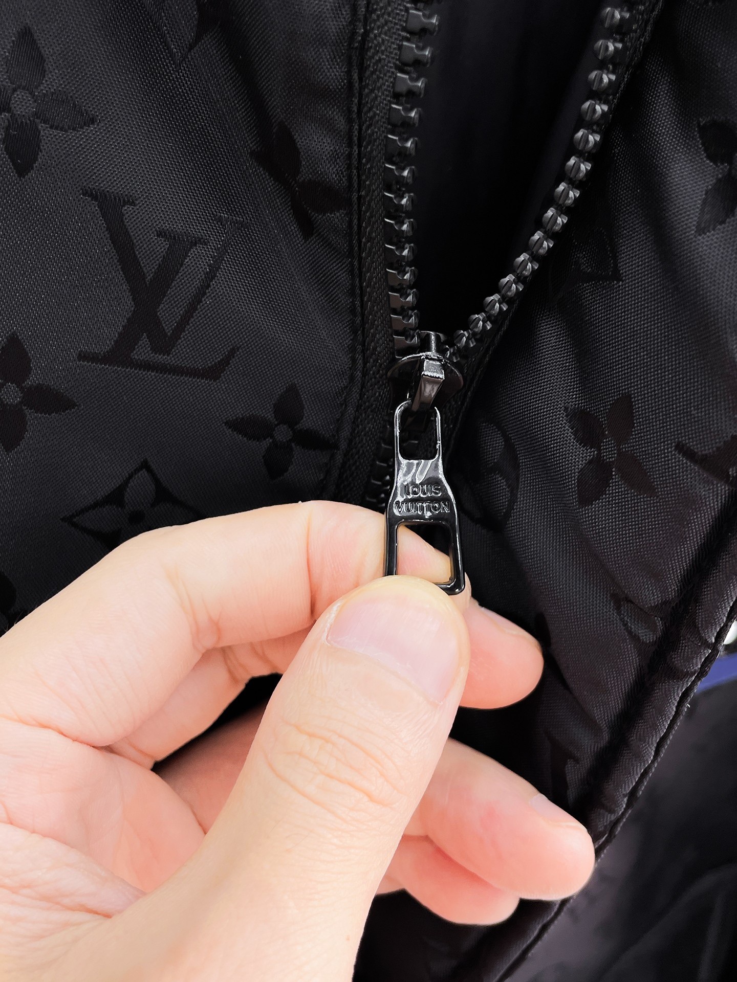 ! LV 秋冬新款羽绒服。这款号称羽绒服届最贵的,全部90绒的。带着经典的Logo组合搭配,第一眼看
