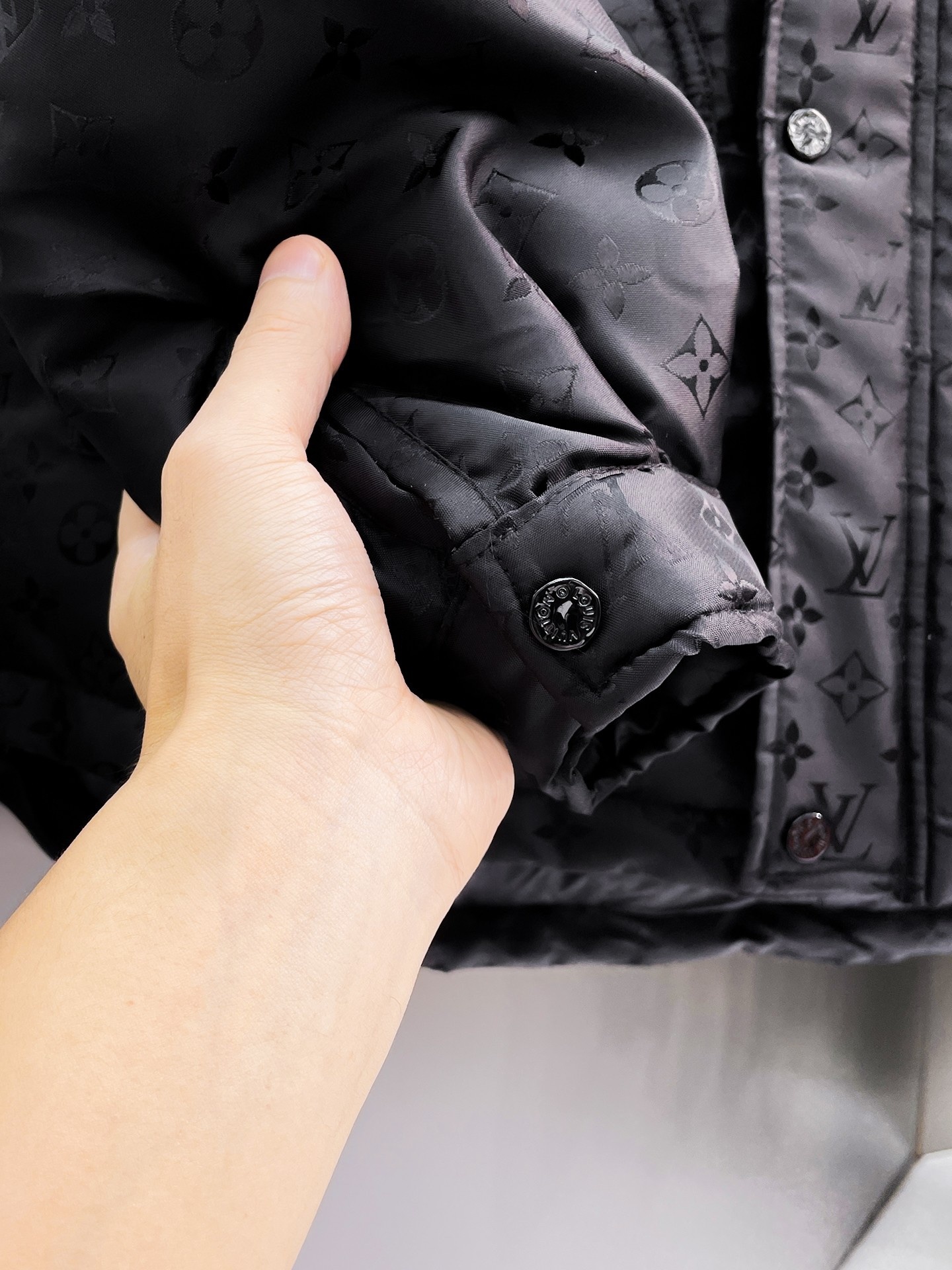 ! LV 秋冬新款羽绒服。这款号称羽绒服届最贵的,全部90绒的。带着经典的Logo组合搭配,第一眼看