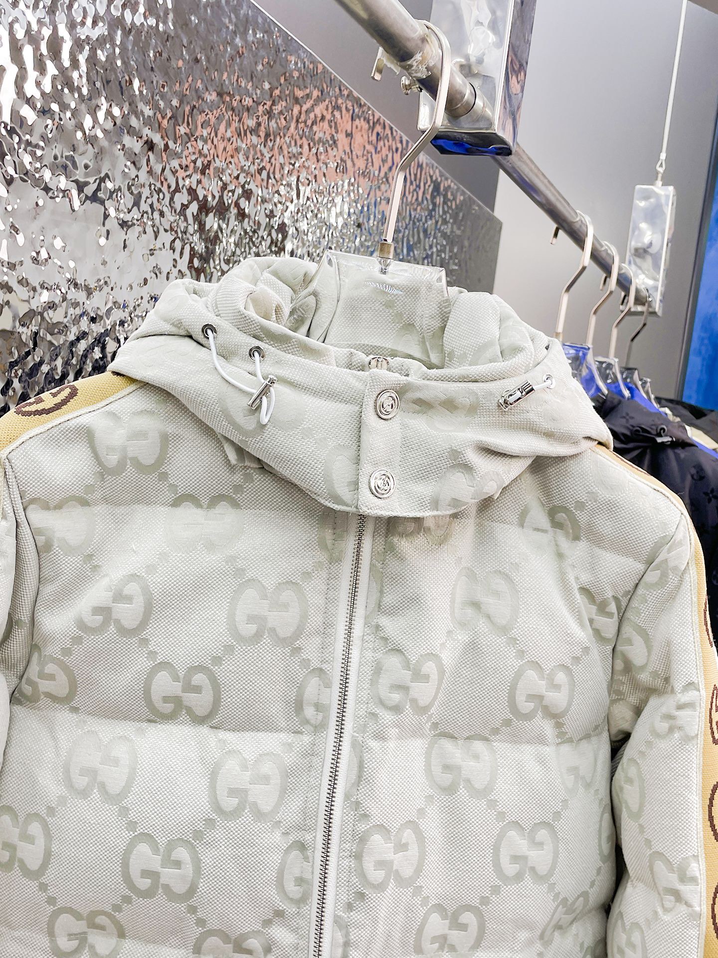 ！  古奇  秋冬新款羽绒服。这款号称羽绒服届最贵的，全部90绒的。带着经典的Logo组合搭配，第一眼看