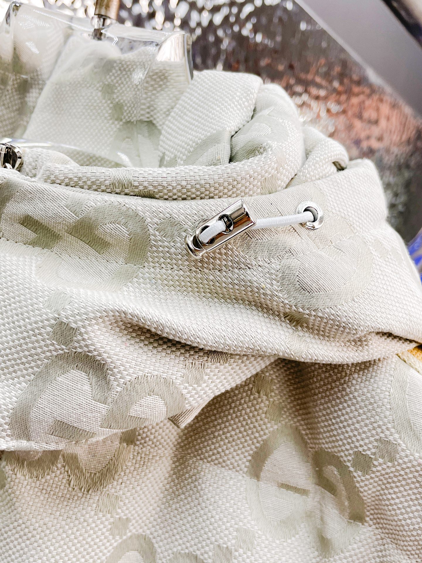！  古奇  秋冬新款羽绒服。这款号称羽绒服届最贵的，全部90绒的。带着经典的Logo组合搭配，第一眼看