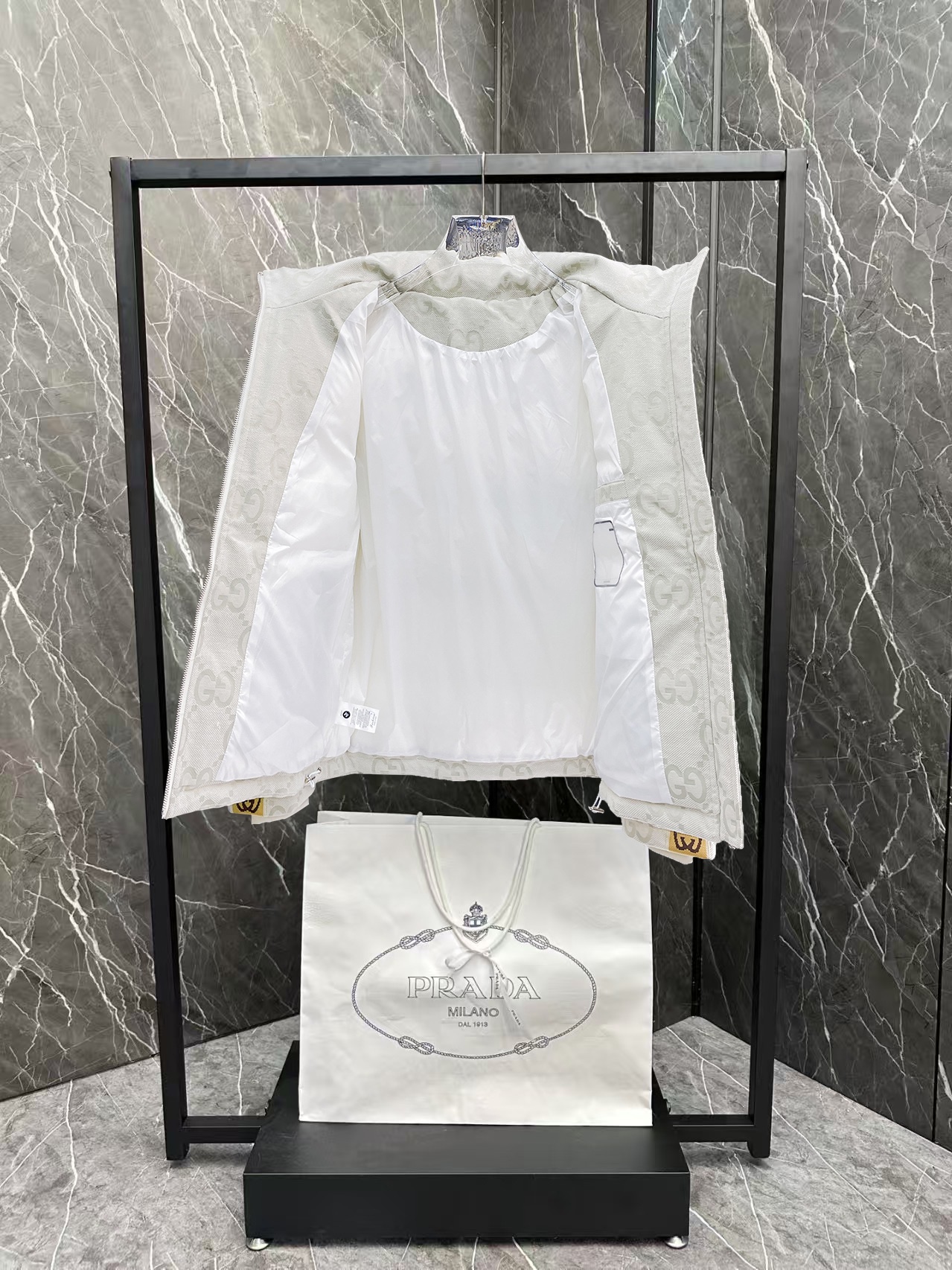 ！  古奇  秋冬新款羽绒服。这款号称羽绒服届最贵的，全部90绒的。带着经典的Logo组合搭配，第一眼看