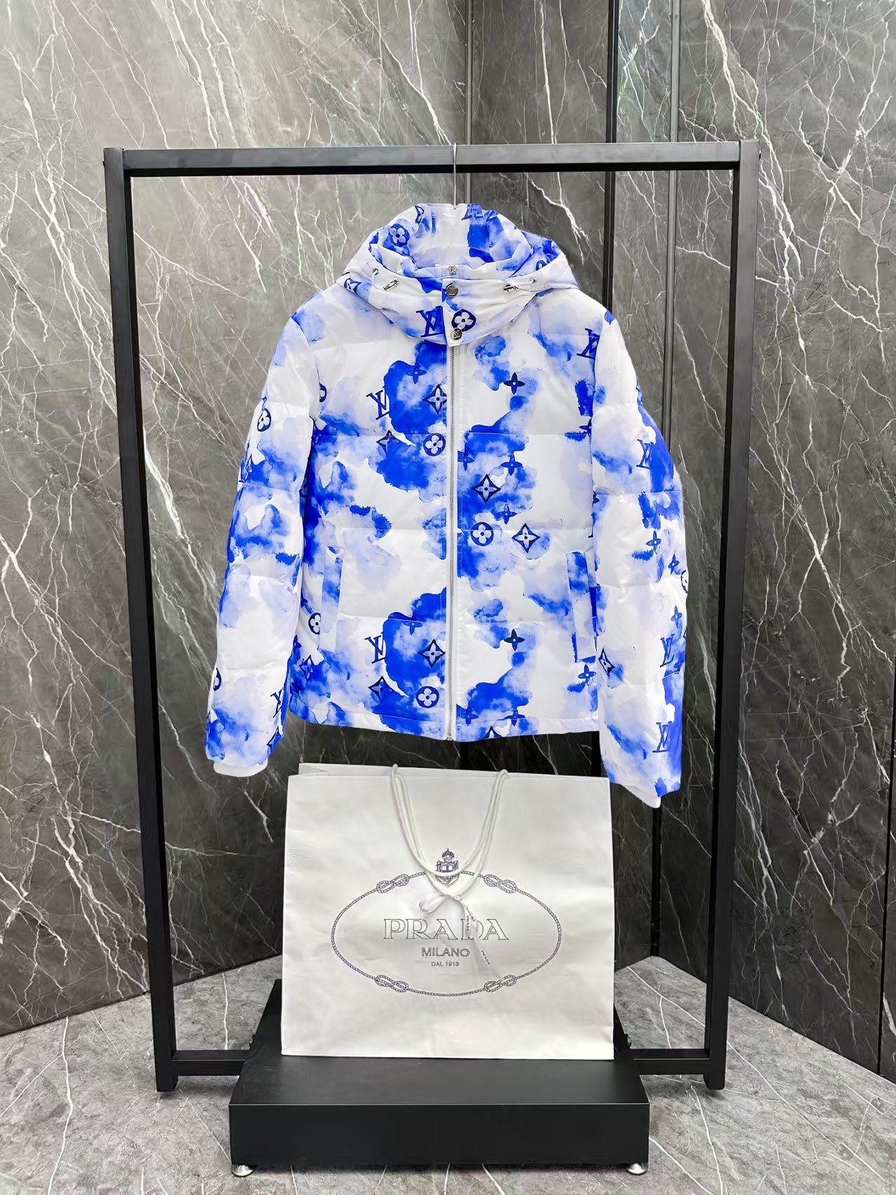 ! LV 秋冬新款羽绒服。这款号称羽绒服届最贵的,全部90绒的。带着经典的Logo组合搭配,第一眼看