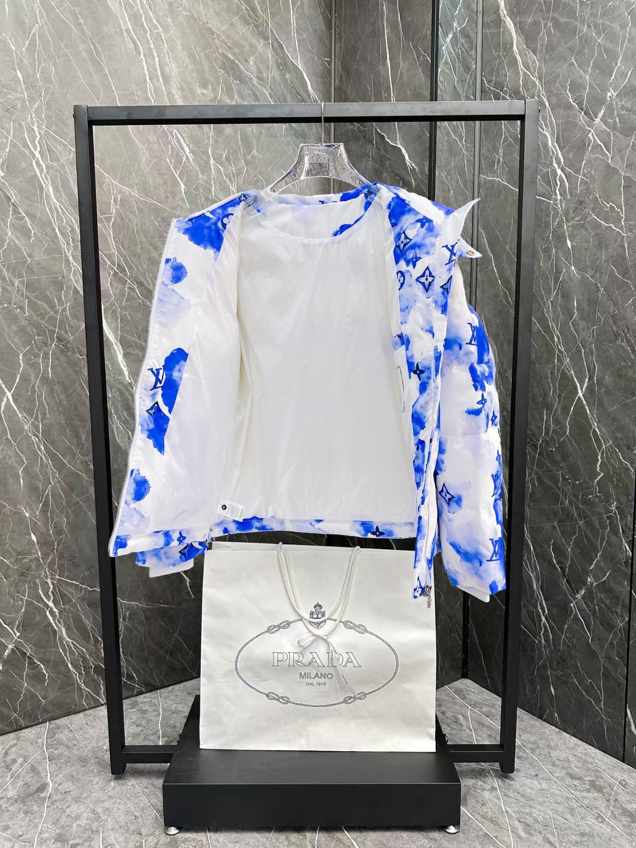 ! LV 秋冬新款羽绒服。这款号称羽绒服届最贵的,全部90绒的。带着经典的Logo组合搭配,第一眼看